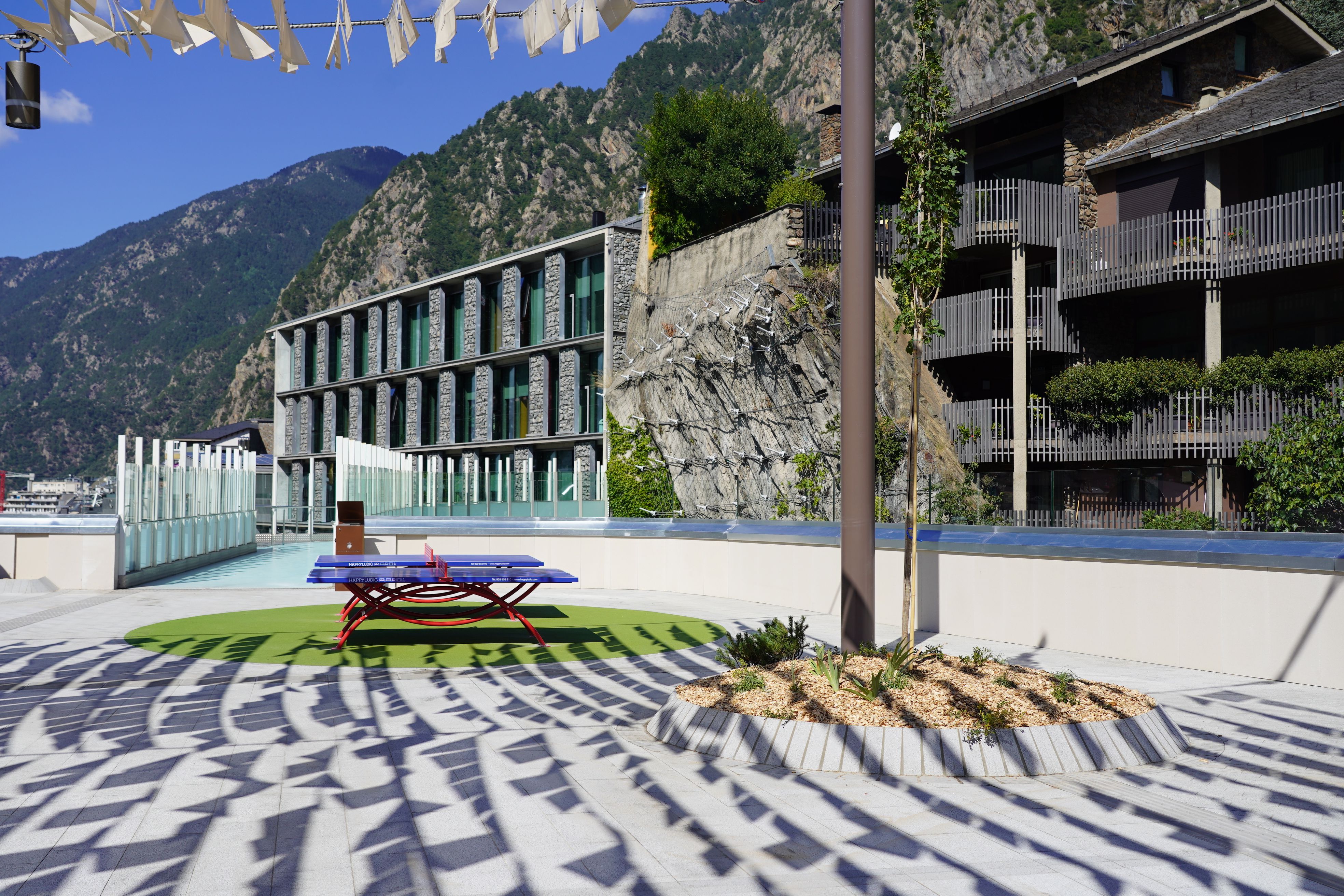 La nova plaça del Poble manté les taules de ping-pong. La nova plaça del Poble manté les taules de ping-pong.