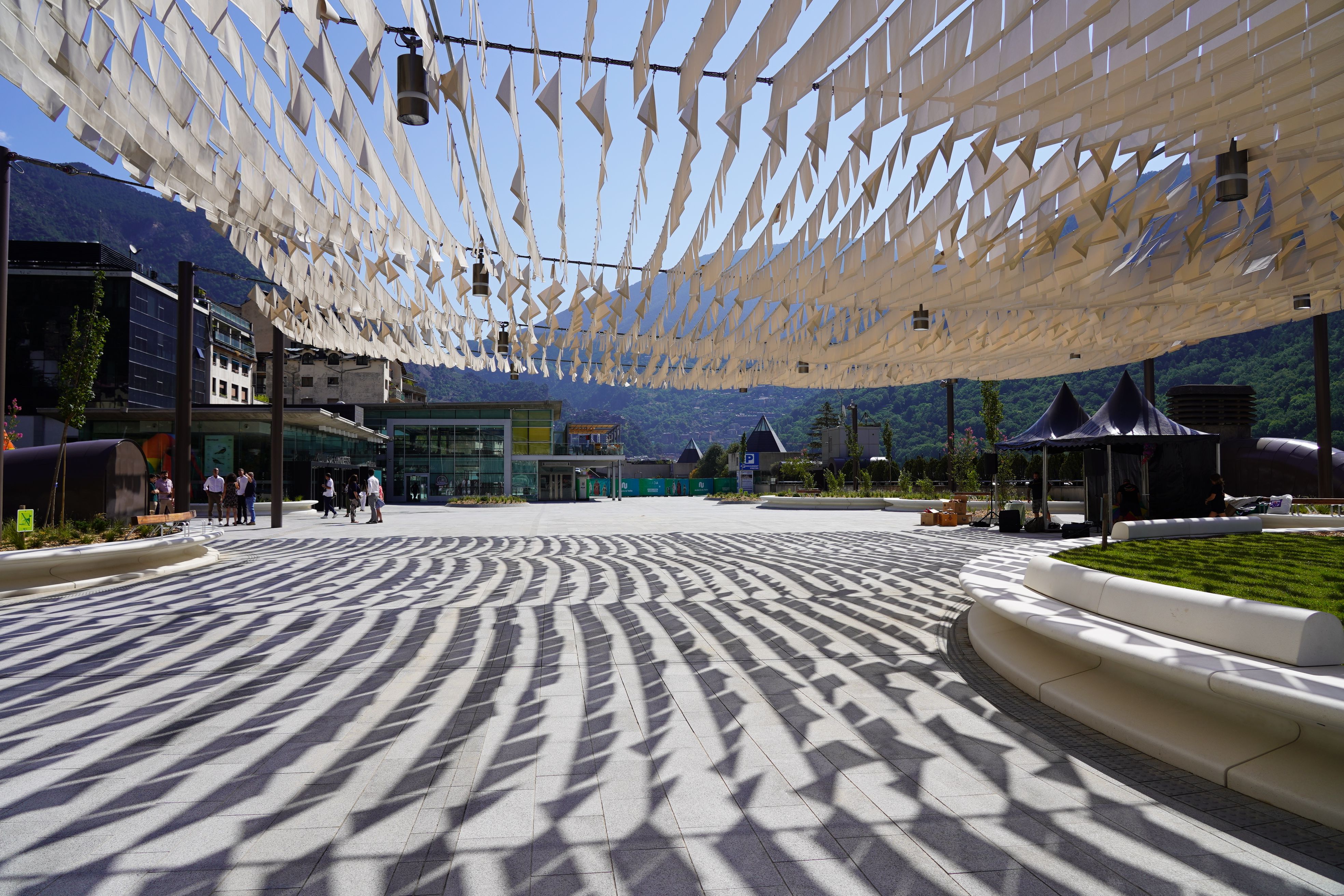 Vista de la renovada plaça del Poble. Vista de la renovada plaça del Poble.