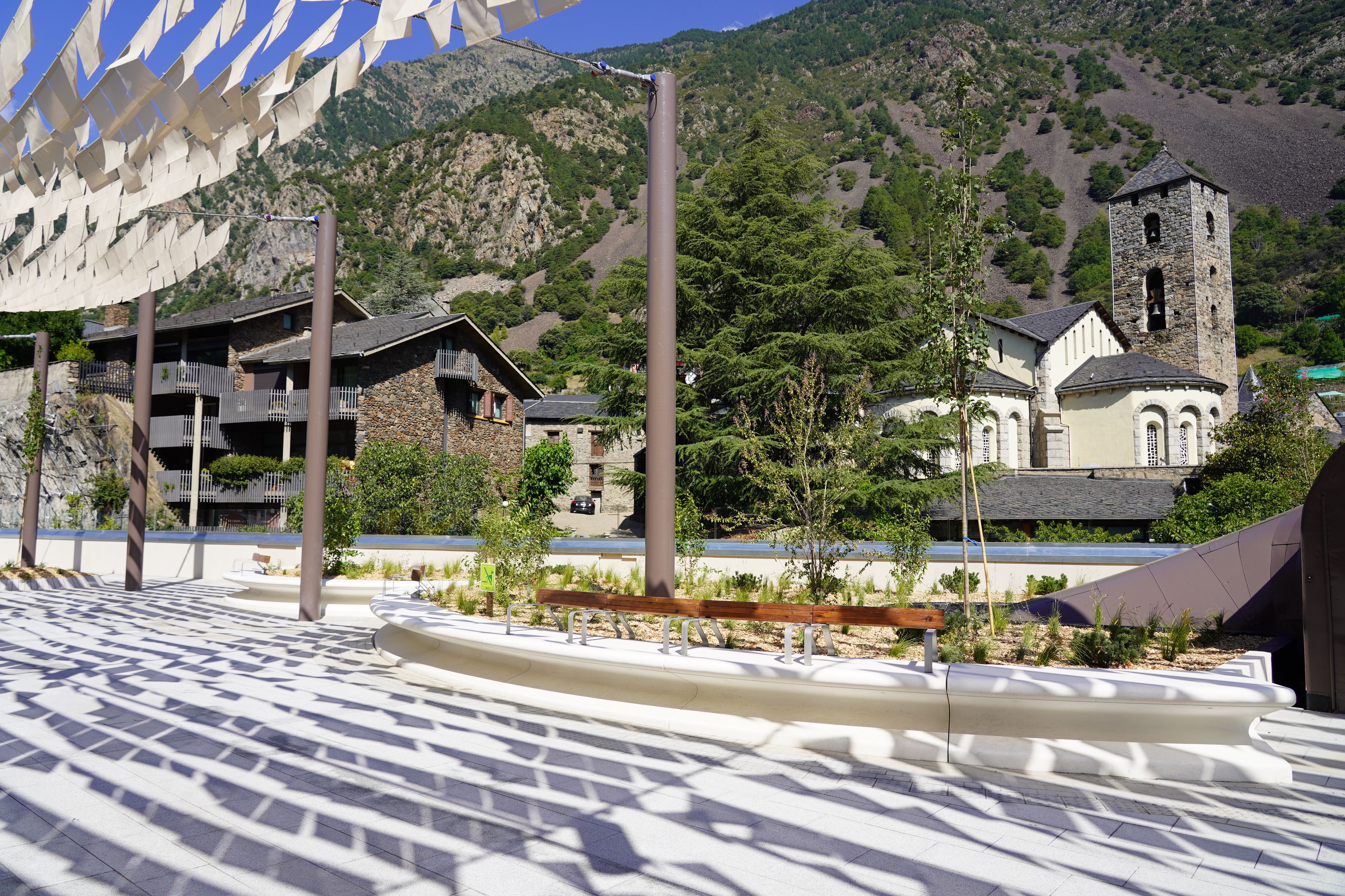 Alguns dels espais verdes de la nova plaça del Poble. Alguns dels espais verdes de la nova plaça del Poble.