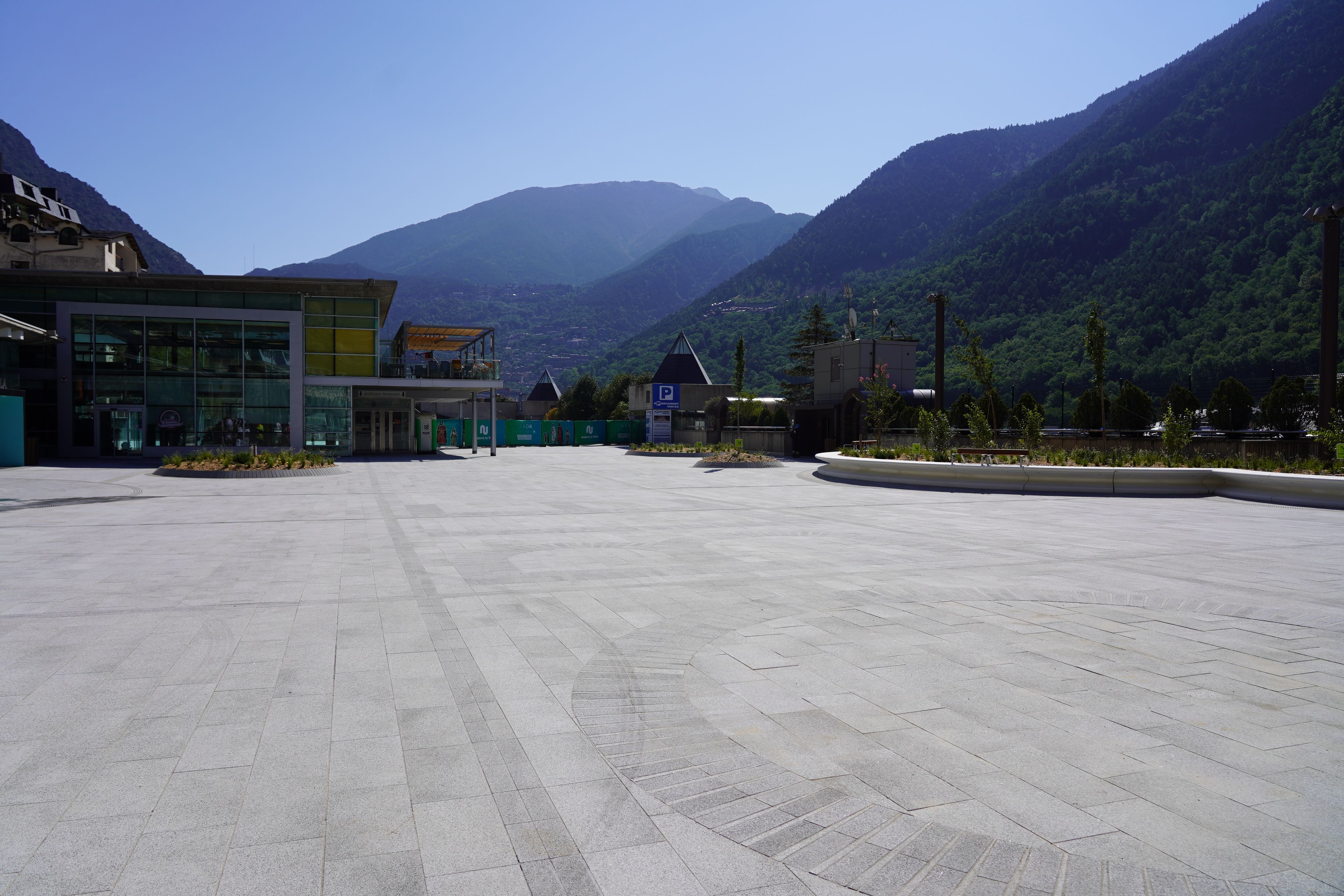 Vista de la renovada plaça del Poble amb la plaça Vinyes al fons. Vista de la renovada plaça del Poble amb la plaça Vinyes al fons.