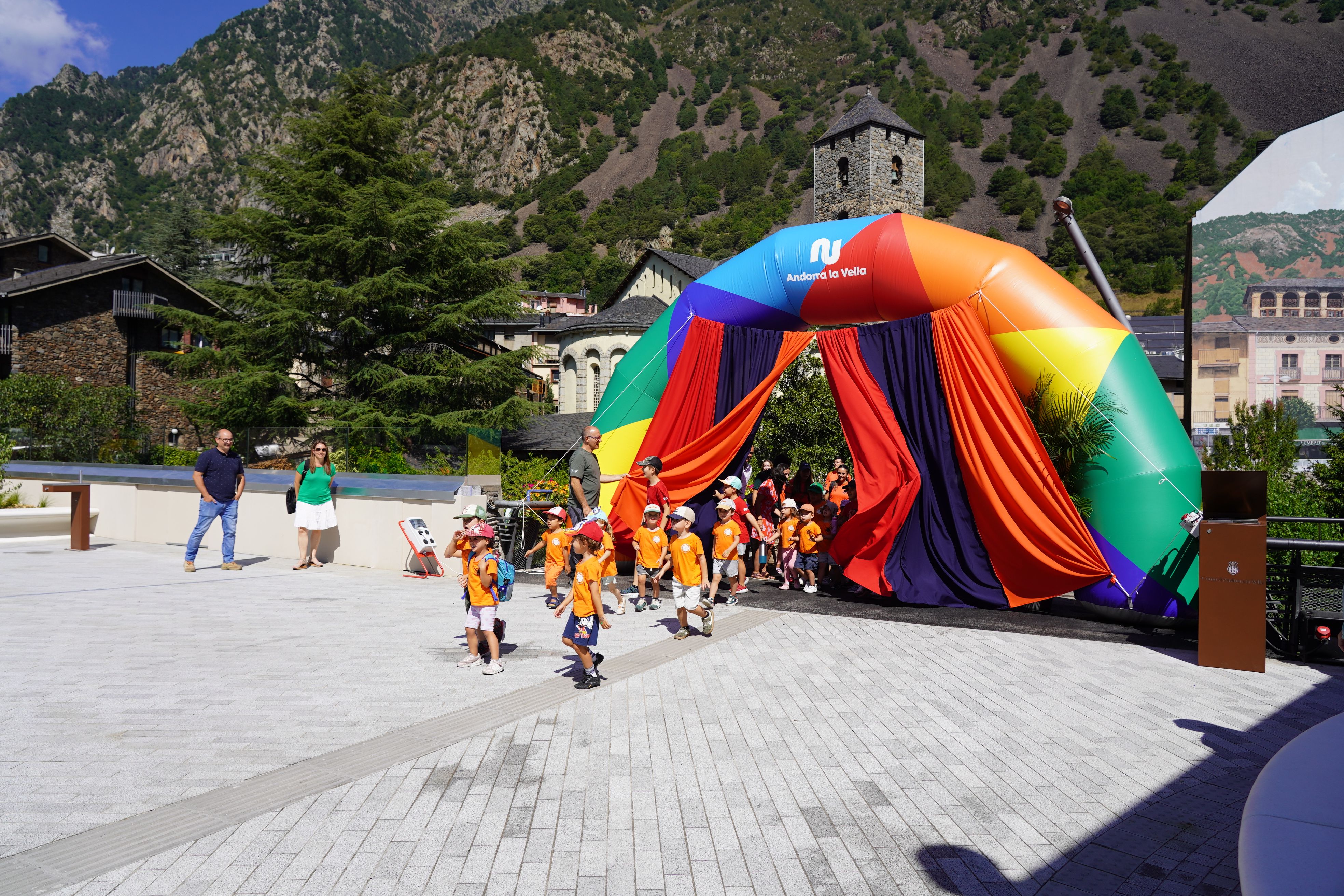 Els infants en el moment d'entrar a la plaça del Poble. Els infants en el moment d'entrar a la plaça del Poble.