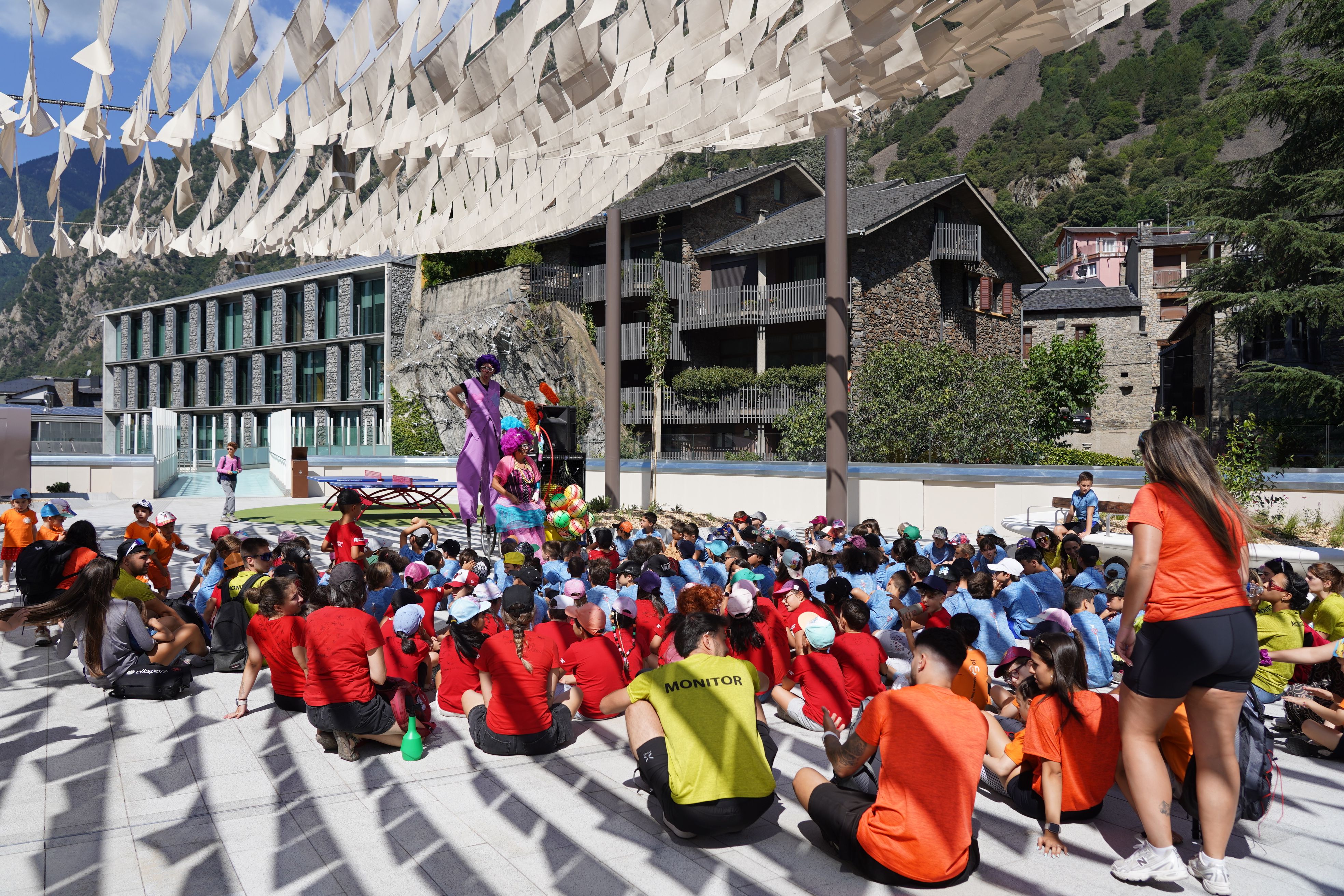 Els infants a la zona d'ombra de la plaça del Poble. Els infants a la zona d'ombra de la plaça del Poble.