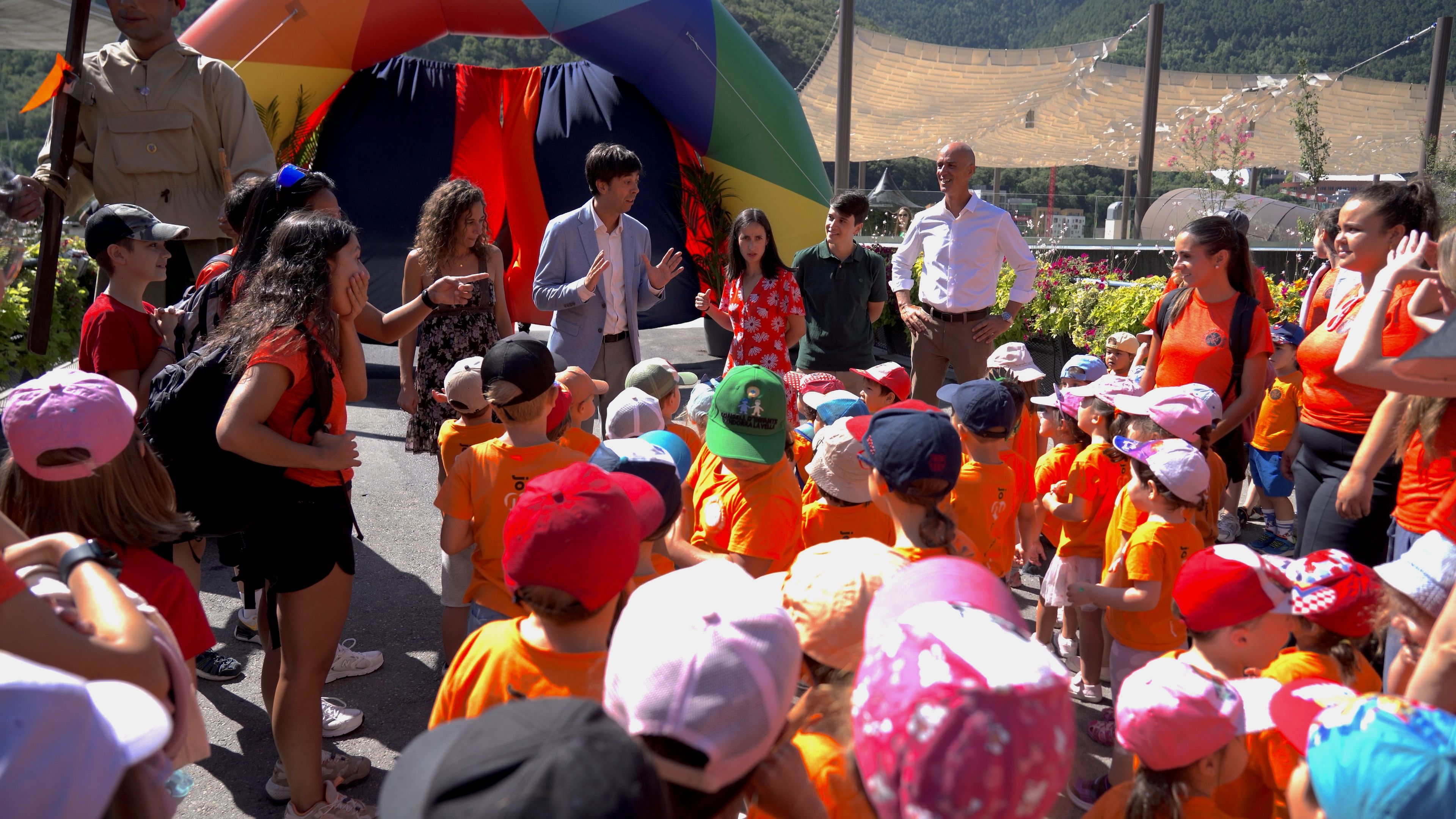 Els infants dels campus d'estiu abans d'entrar a la plaça del Poble. Els infants dels campus d'estiu abans d'entrar a la plaça del Poble.
