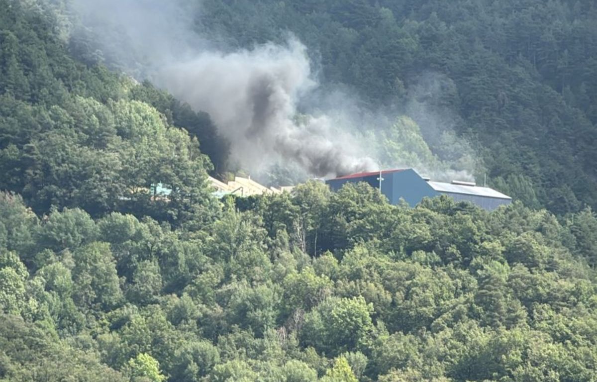 La fumera visible des de diversos punts de la vall central. La fumera visible des de diversos punts de la vall central.