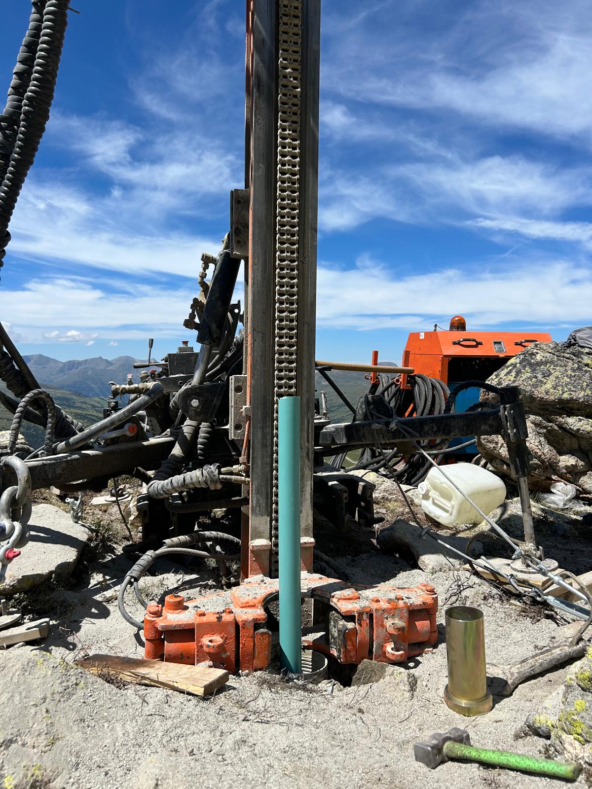 La perforadora i la funda estancada dels termòmetres que s'introdueix al pou de quinze metres. La perforadora i la funda estancada dels termòmetres que s'introdueix al pou de quinze metres.