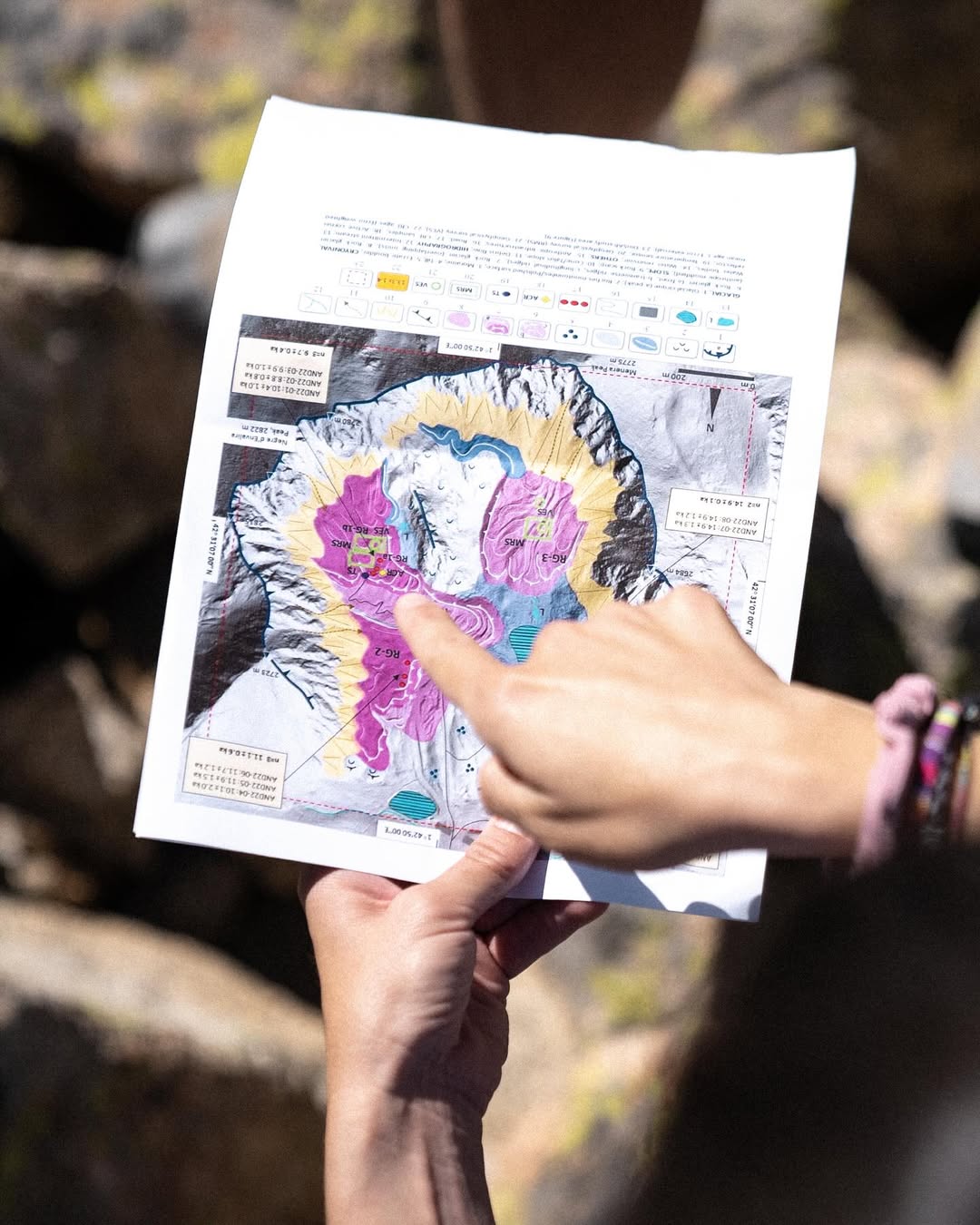 Plànol de l'estudi geofísic realitzat a la zona rocallosa del Clot de la Menera. Plànol de l'estudi geofísic realitzat a la zona rocallosa del Clot de la Menera.