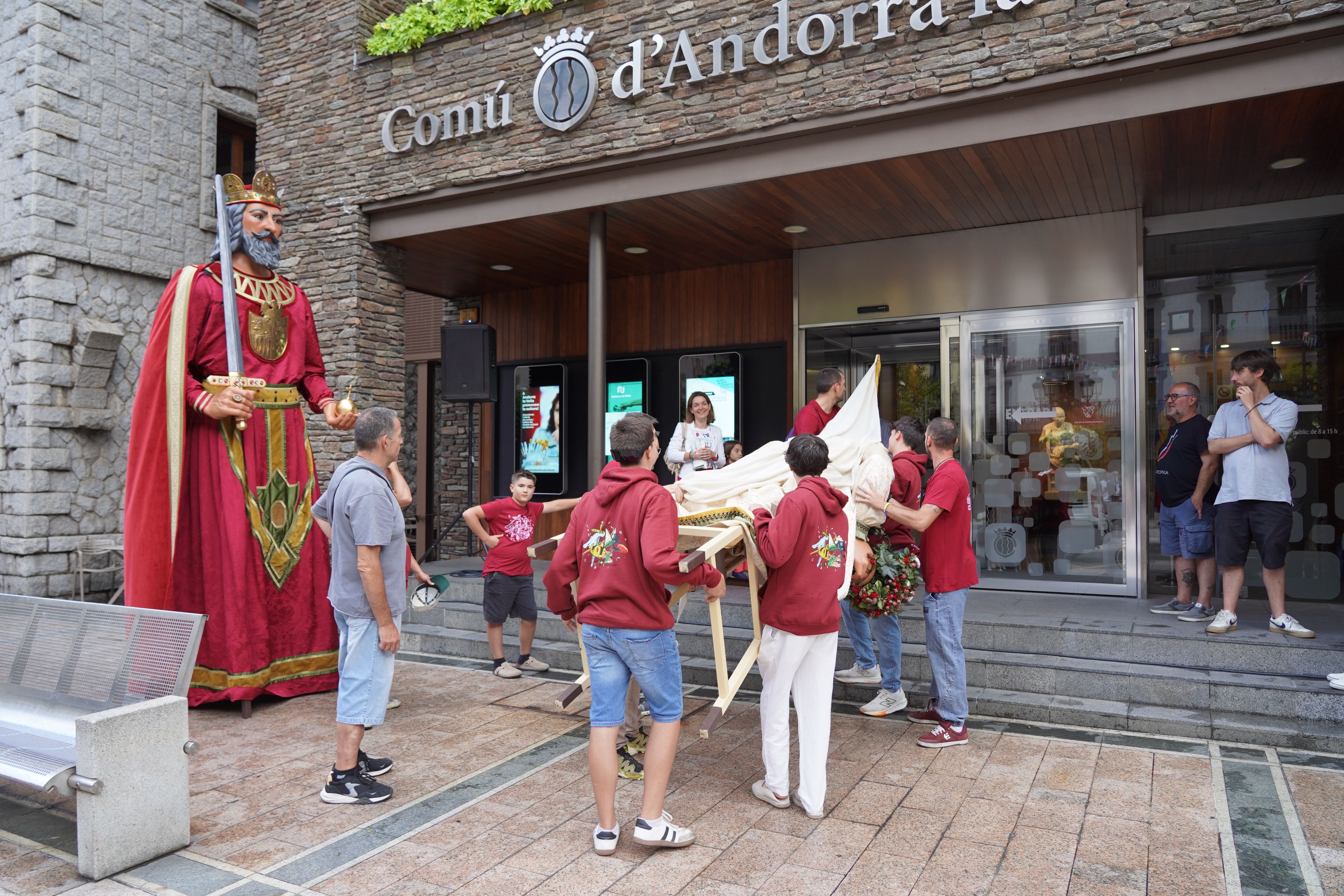 Moment en què l'Ermessenda entrava al comú. Moment en què l'Ermessenda entrava al comú.