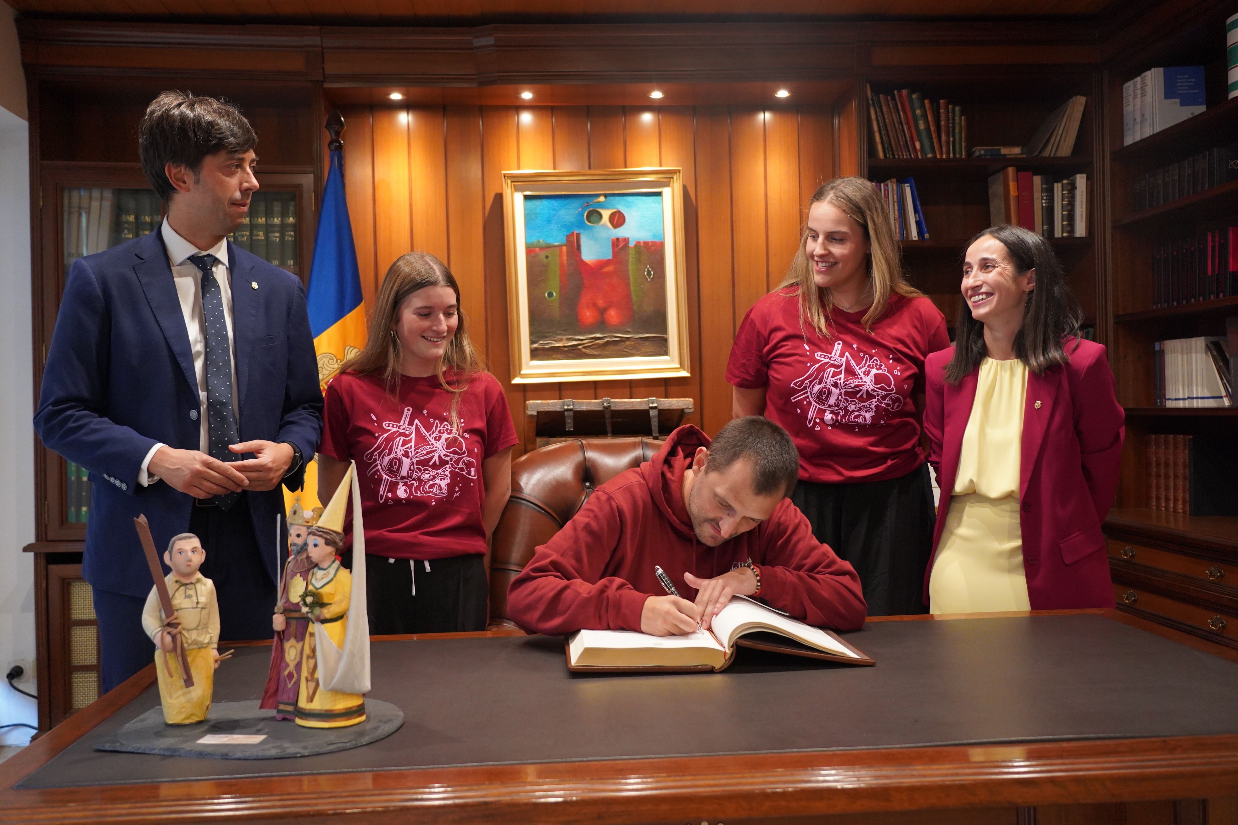 Jordi Almeyda ha signat el llibre d'honor del comú. Jordi Almeyda ha signat el llibre d'honor del comú.