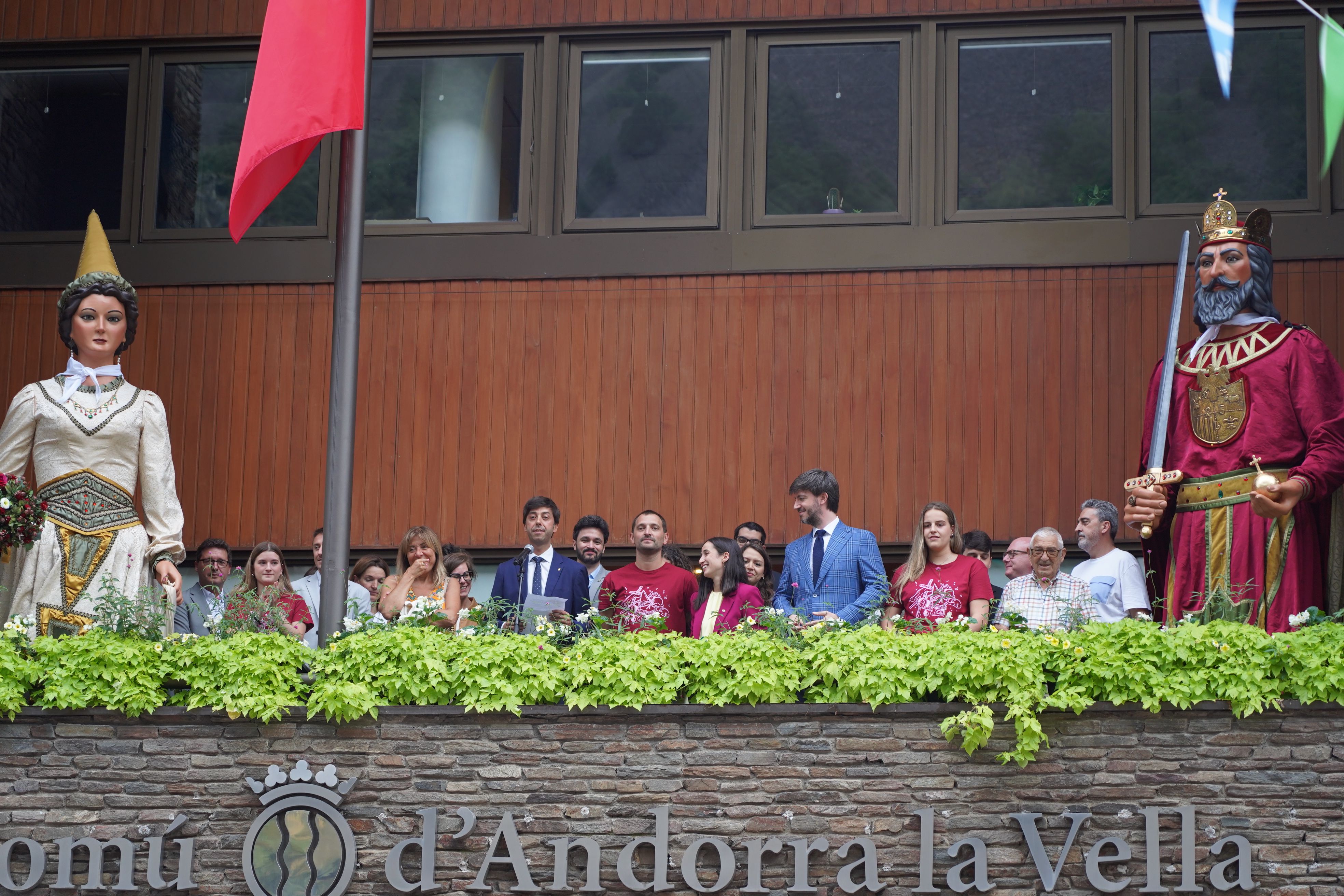 Les autoritats i els gegants al balcó del comú. Les autoritats i els gegants al balcó del comú.
