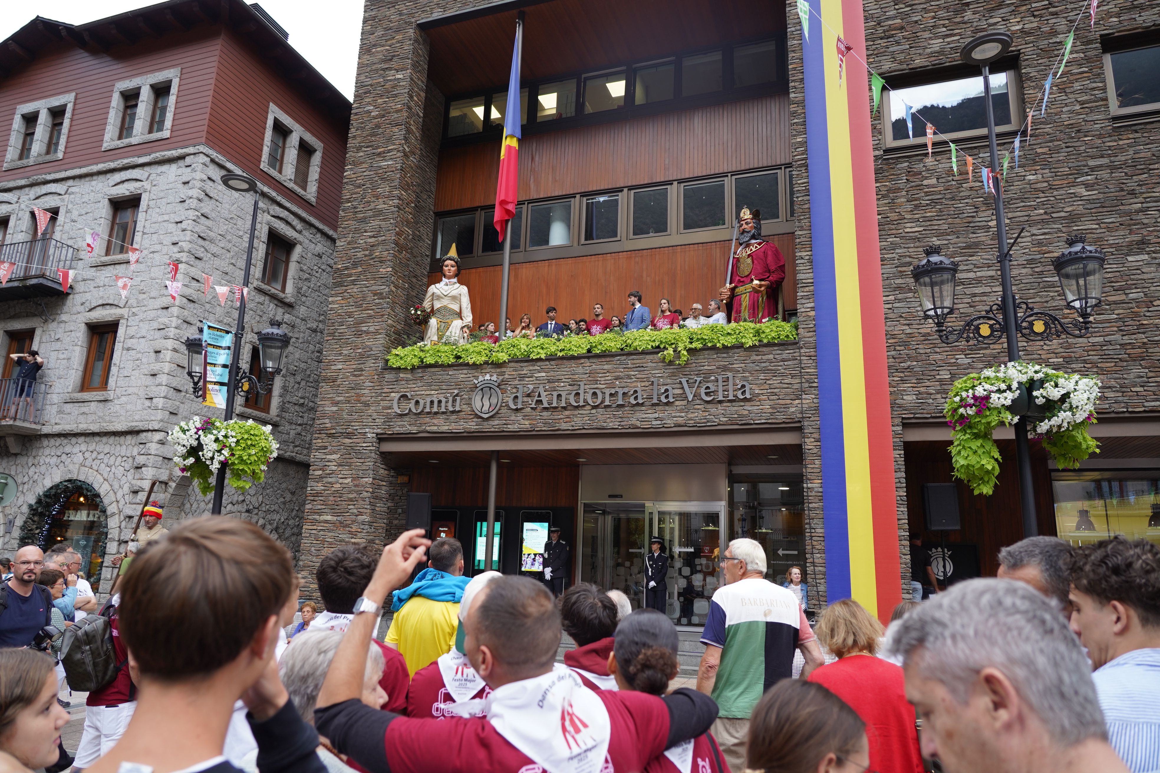 Ciutadans escoltant la lectura del pregó. Ciutadans escoltant la lectura del pregó.