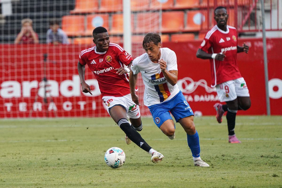 Théo Le Normand, perseguit per dos jugadors del Nàstic. Théo Le Normand, perseguit per dos jugadors del Nàstic.