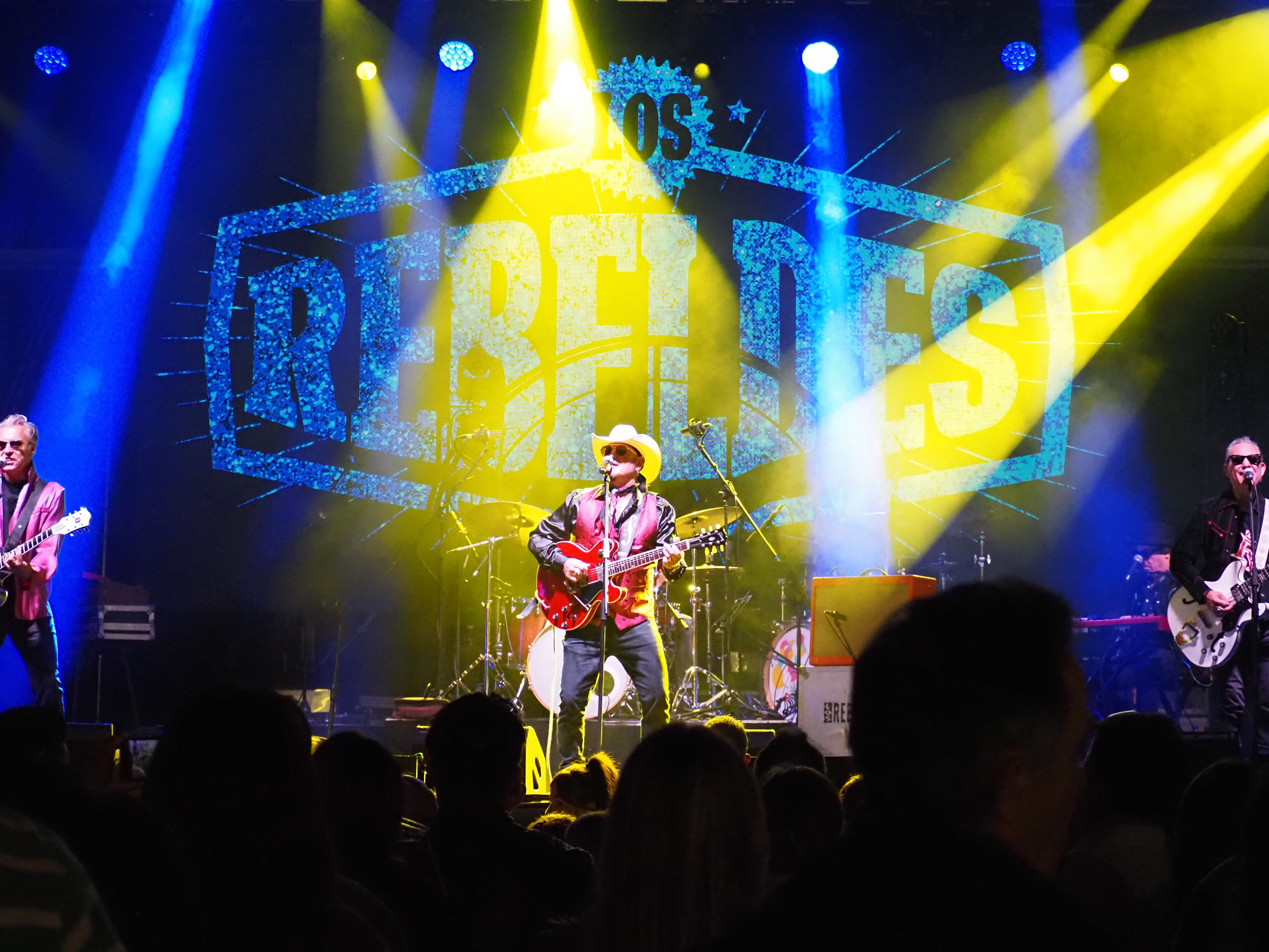 Un instant del concert de Los Rebeldes. Un instant del concert de Los Rebeldes.