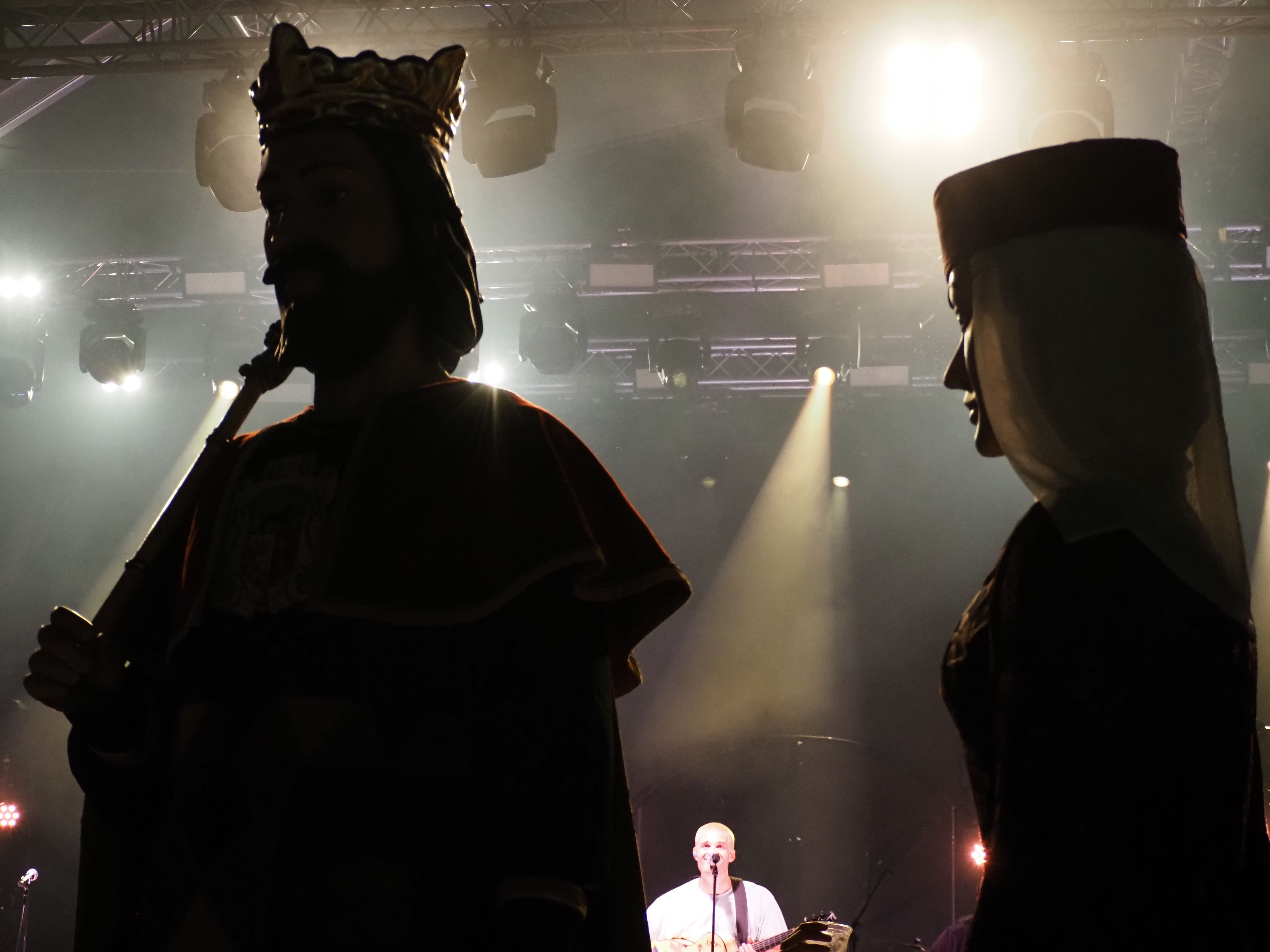 Els gegants amb Èric Vergés al fons. Els gegants amb Èric Vergés al fons.