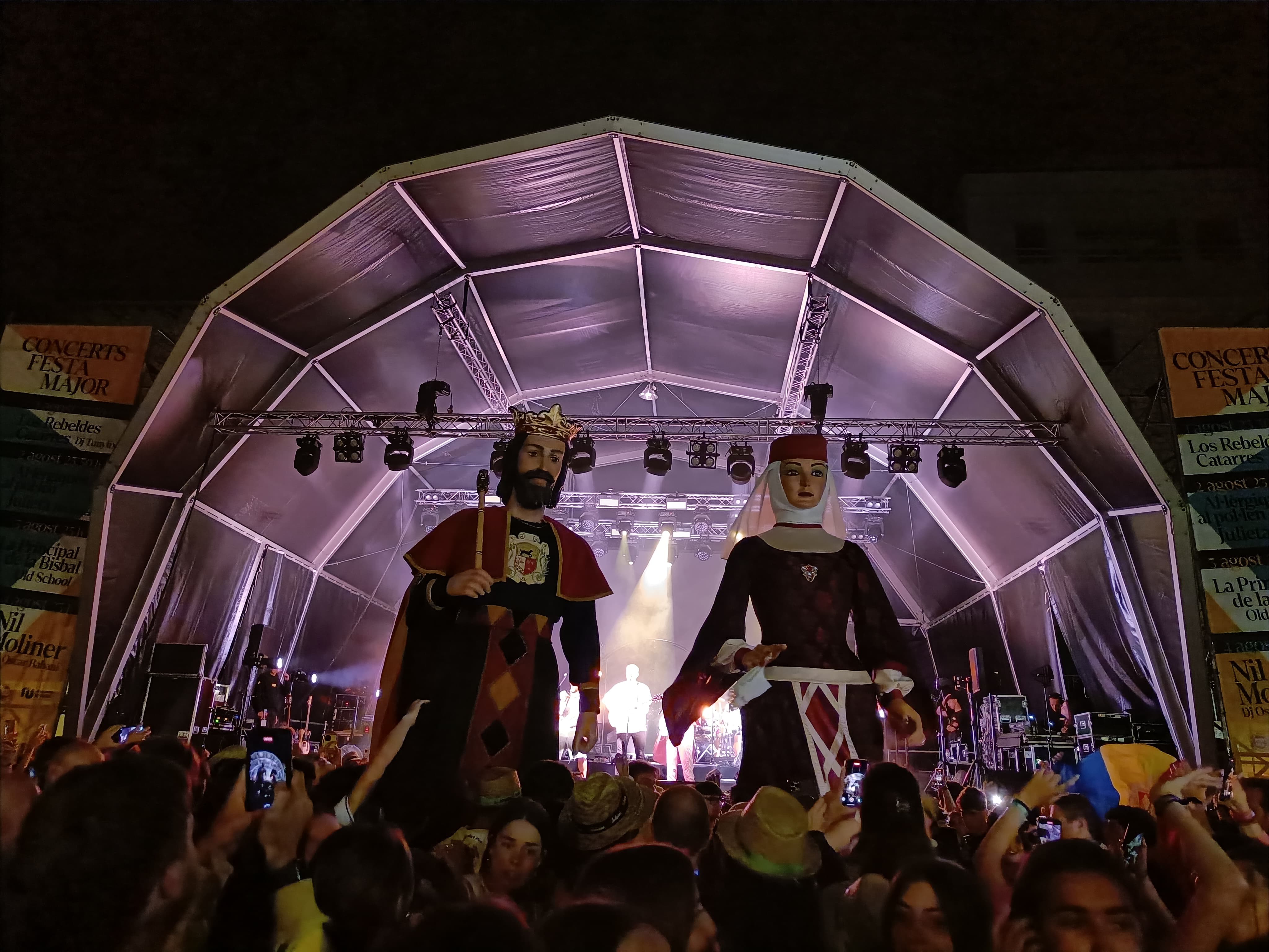 Els gegants entre el públic del concert d'Els Catarres. Els gegants entre el públic del concert d'Els Catarres.