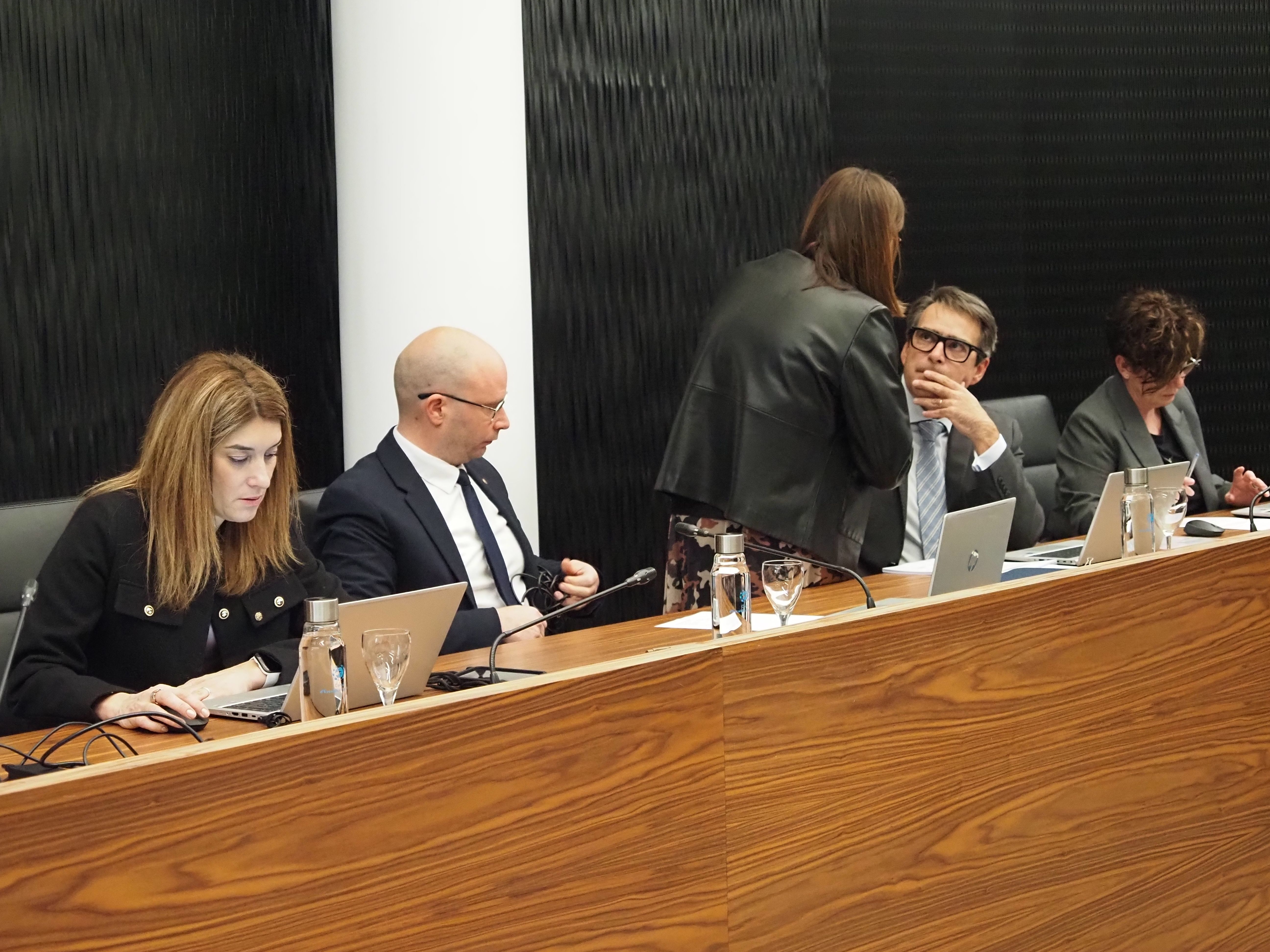 Maria Carriço -esquerra- i David Pérez -dreta- amb altres consellers durant un ple.