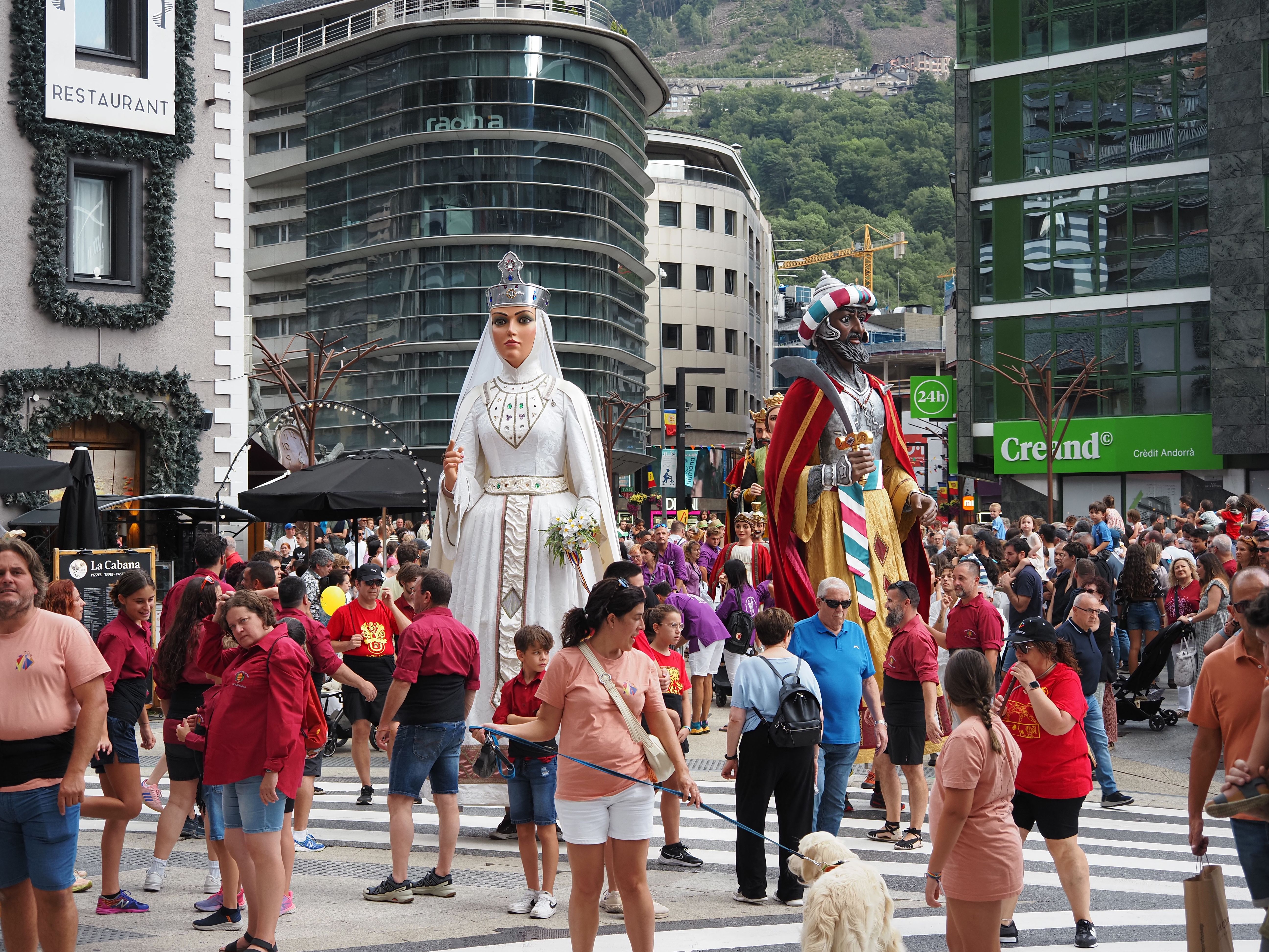 Els gegants de Sant Julià de Lòria durant la cercavila. Els gegants de Sant Julià de Lòria durant la cercavila.