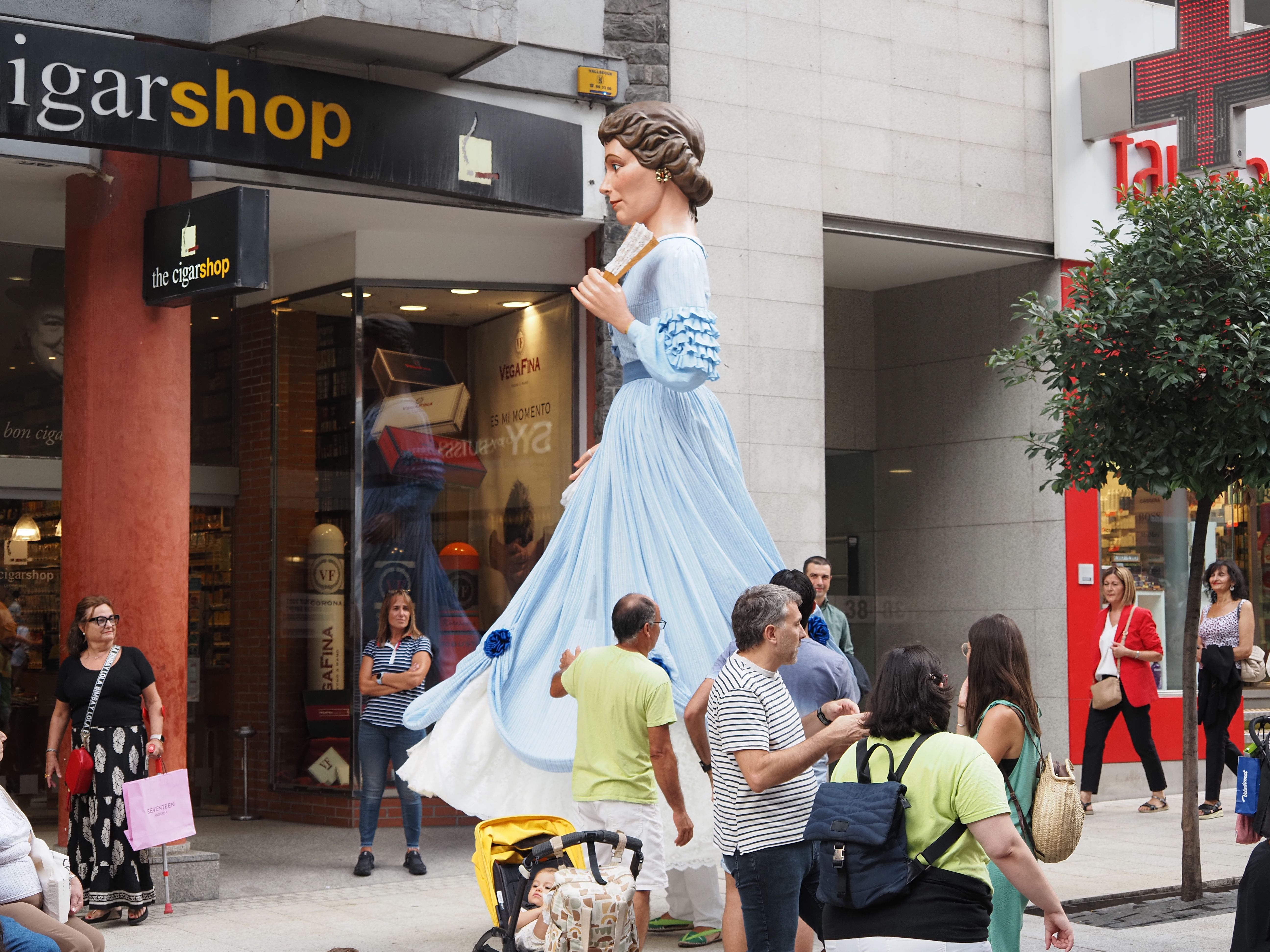 La geganta de Lloret de Mar durant la cercavila. La geganta de Lloret de Mar durant la cercavila.