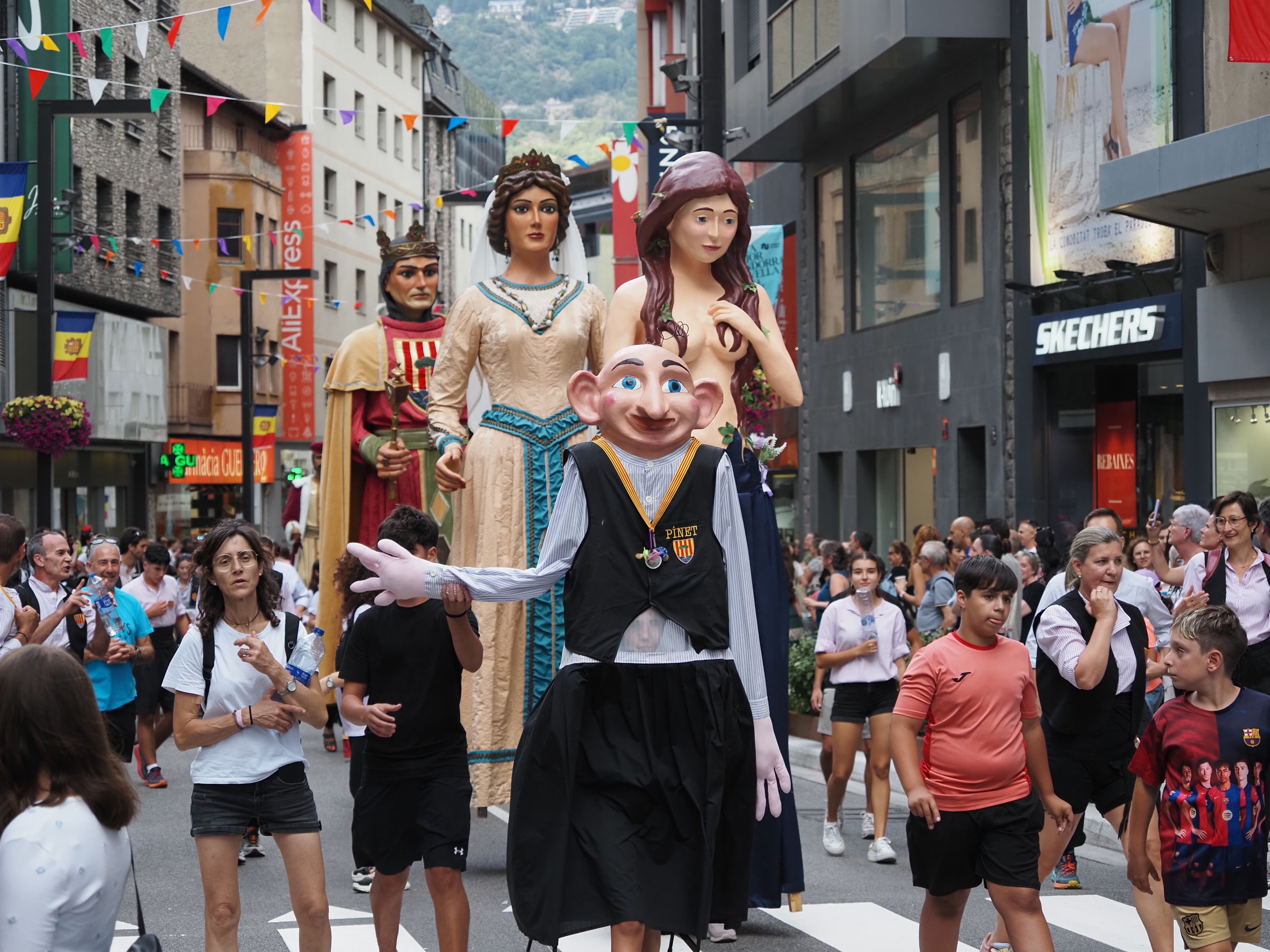 Els gegants de Pineda durant la cercavila. Els gegants de Pineda durant la cercavila.