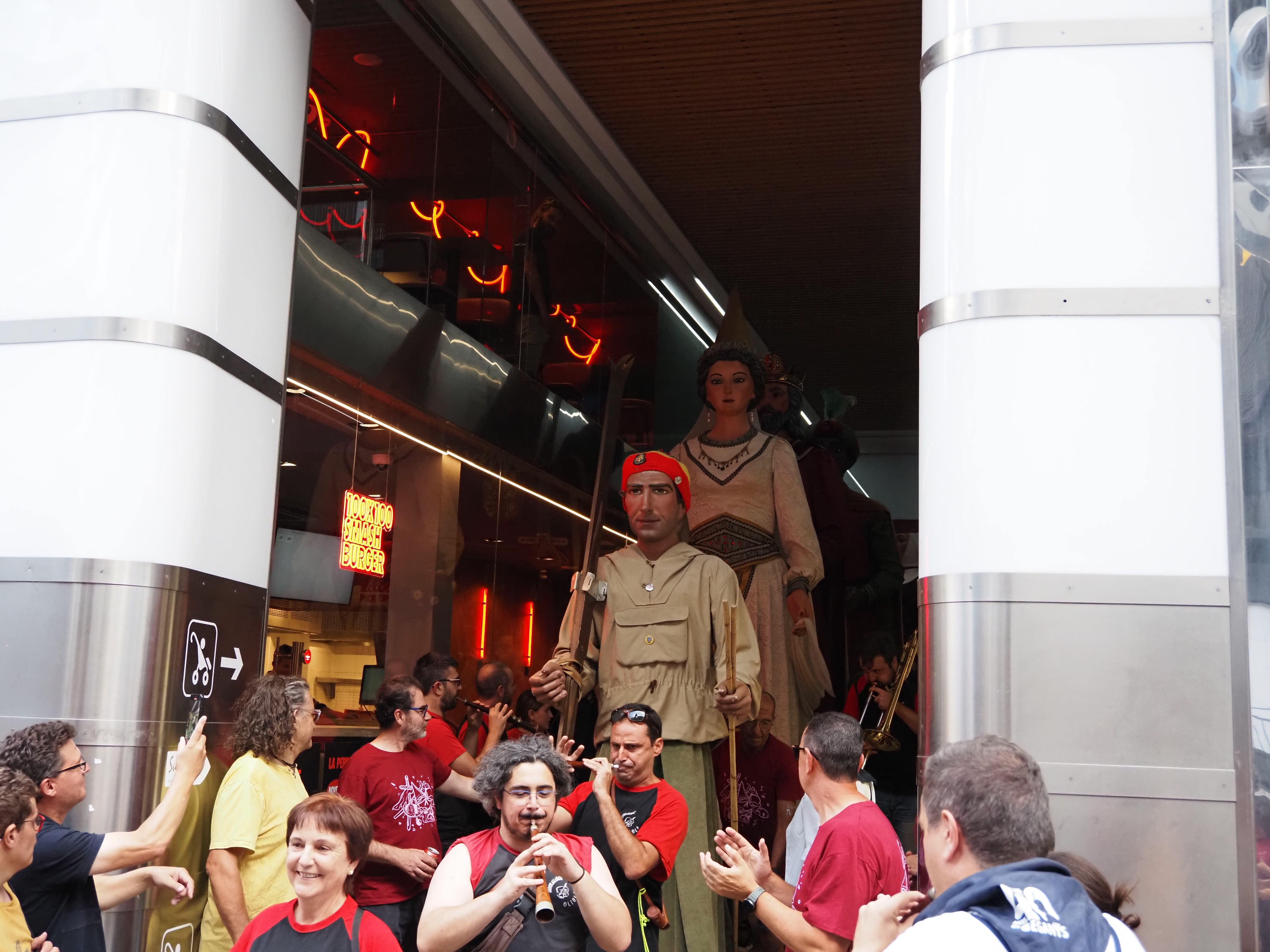 Els gegants d'Andorra la Vella i Sant Pol de Mar durant la cercavila. Els gegants d'Andorra la Vella i Sant Pol de Mar durant la cercavila.