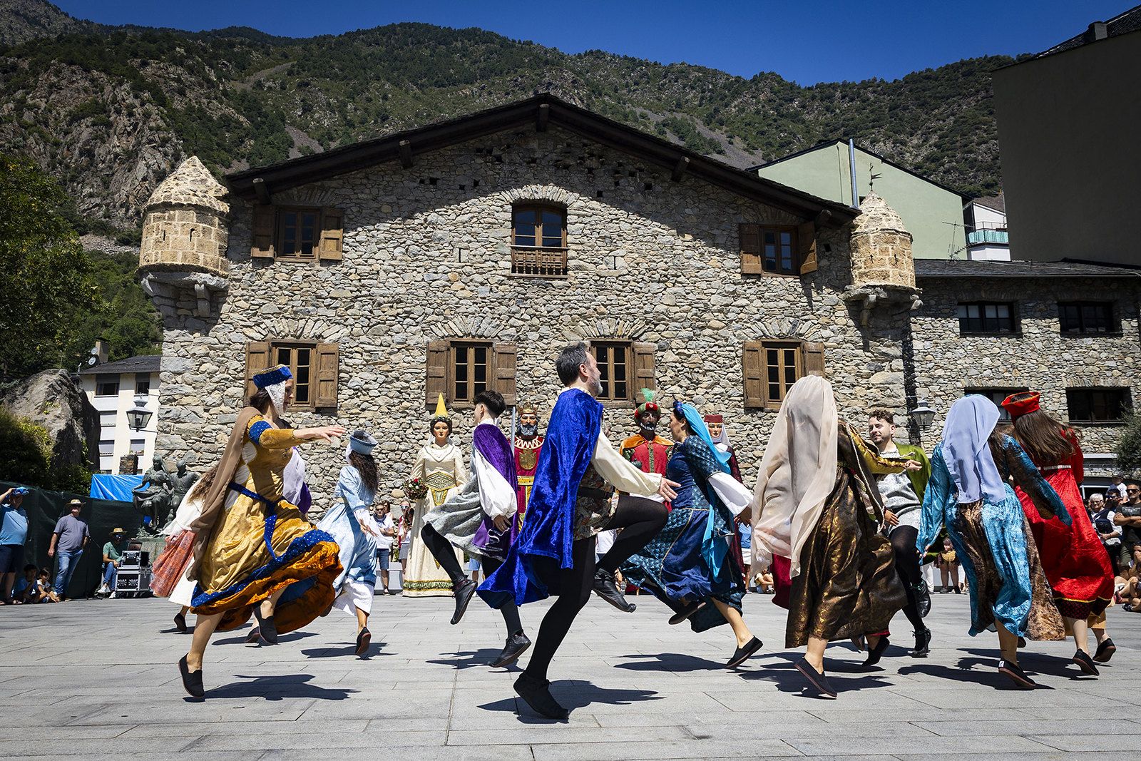 La plaça del Consell ha acollit les danses medievals. La plaça del Consell ha acollit les danses medievals.