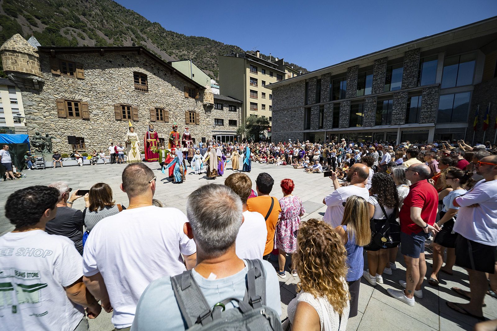 La plaça del Consell ha acollit les danses medievals. La plaça del Consell ha acollit les danses medievals.