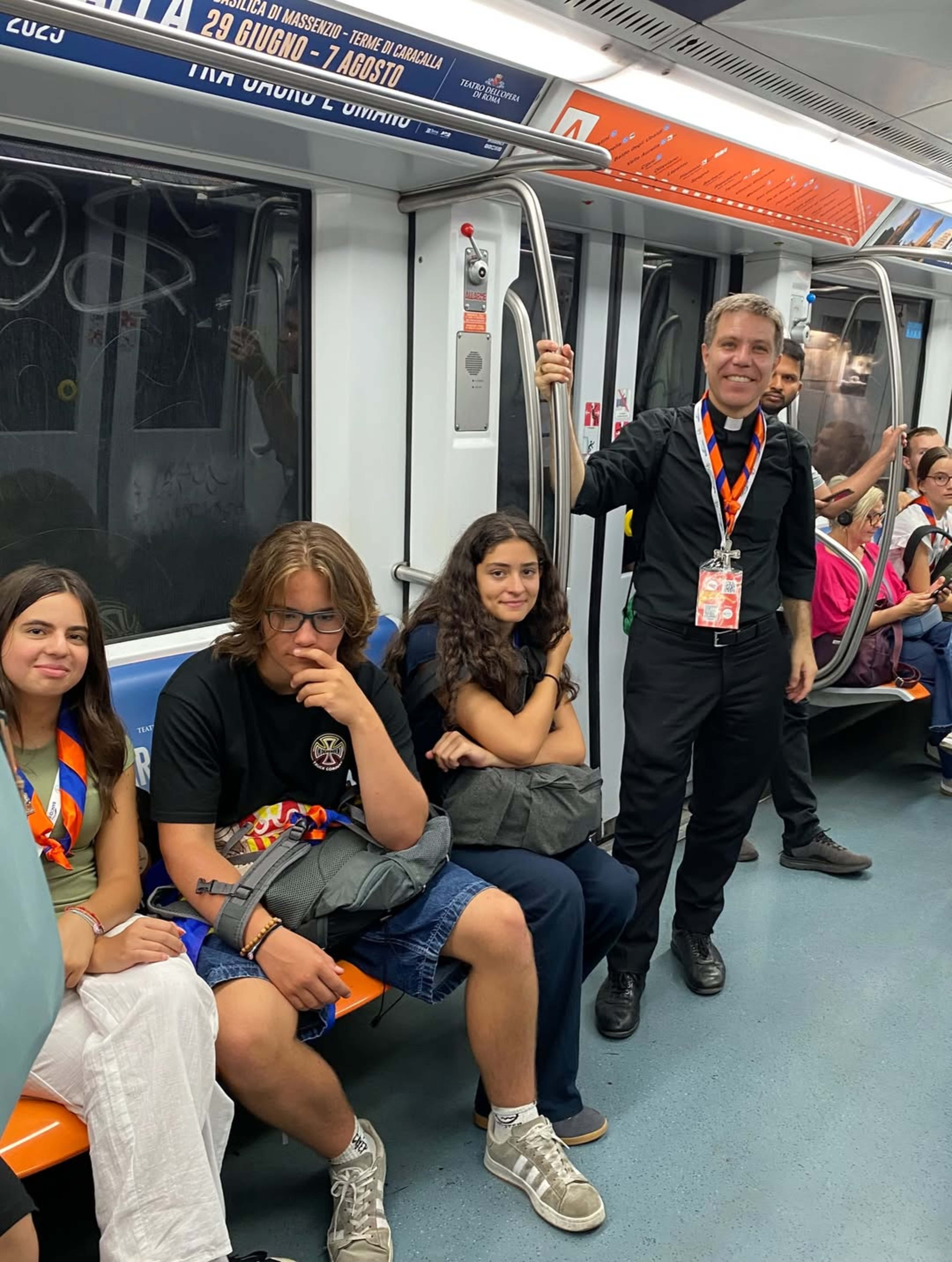 EL BISBE COPRÍNCEP AL METRO AMB JOVES DE LA DELEGACIÓ URGELLENCA.