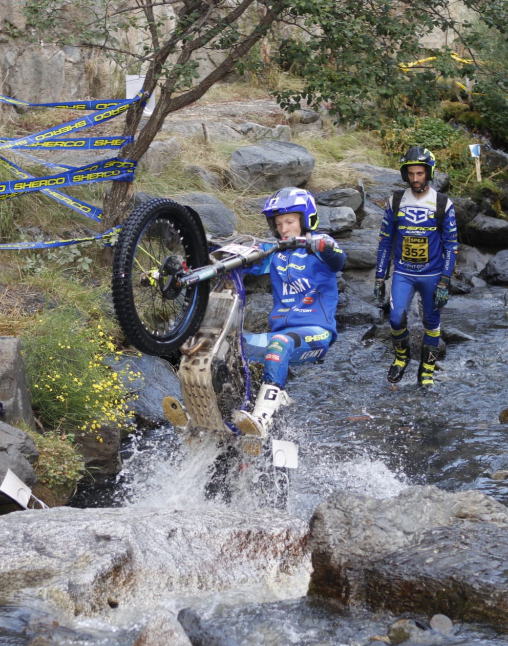 Un dels pilots completant una zona. Un dels pilots completant una zona.