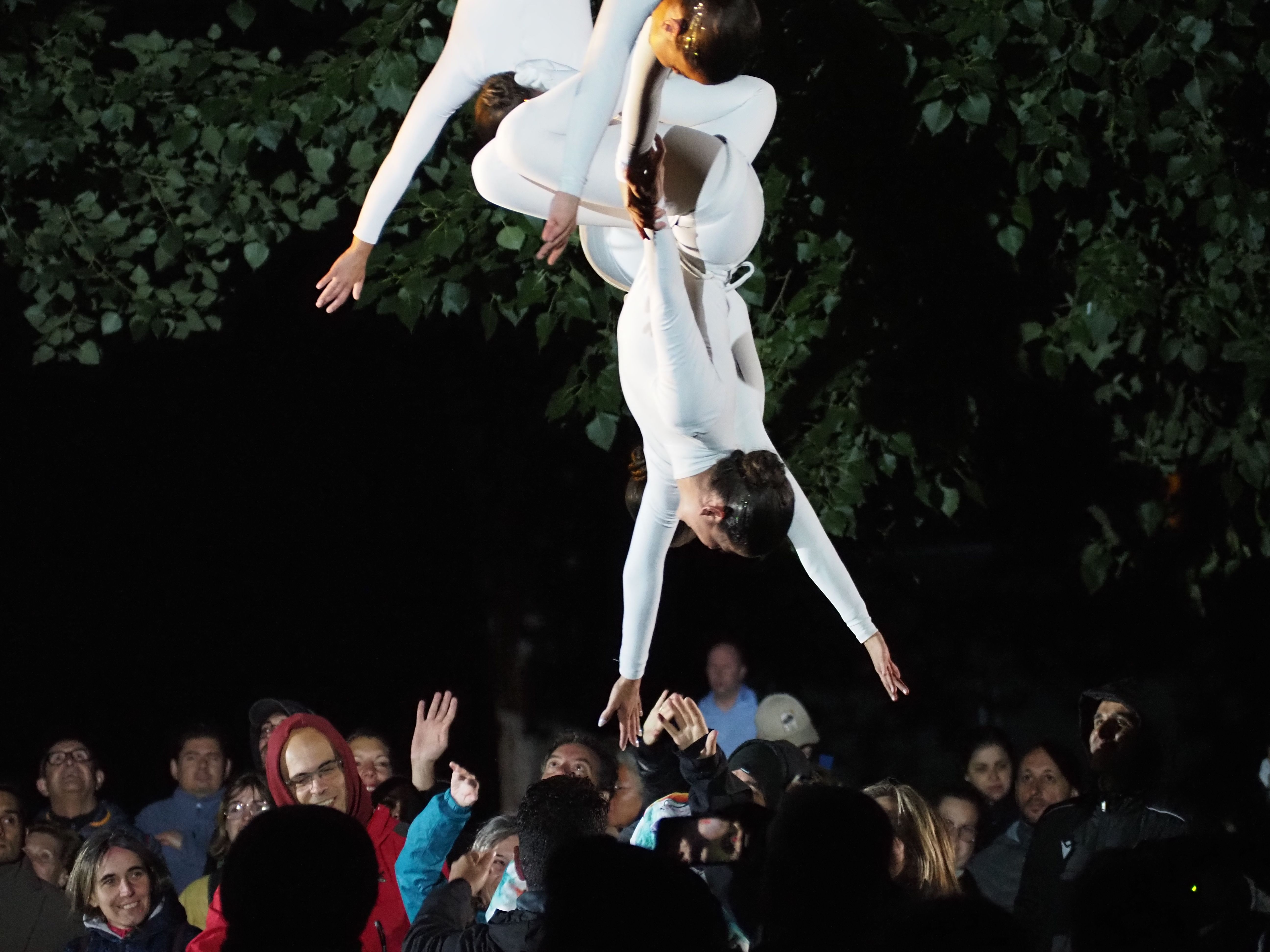 Les artistes interactuant amb el públic al tram final del muntatge.