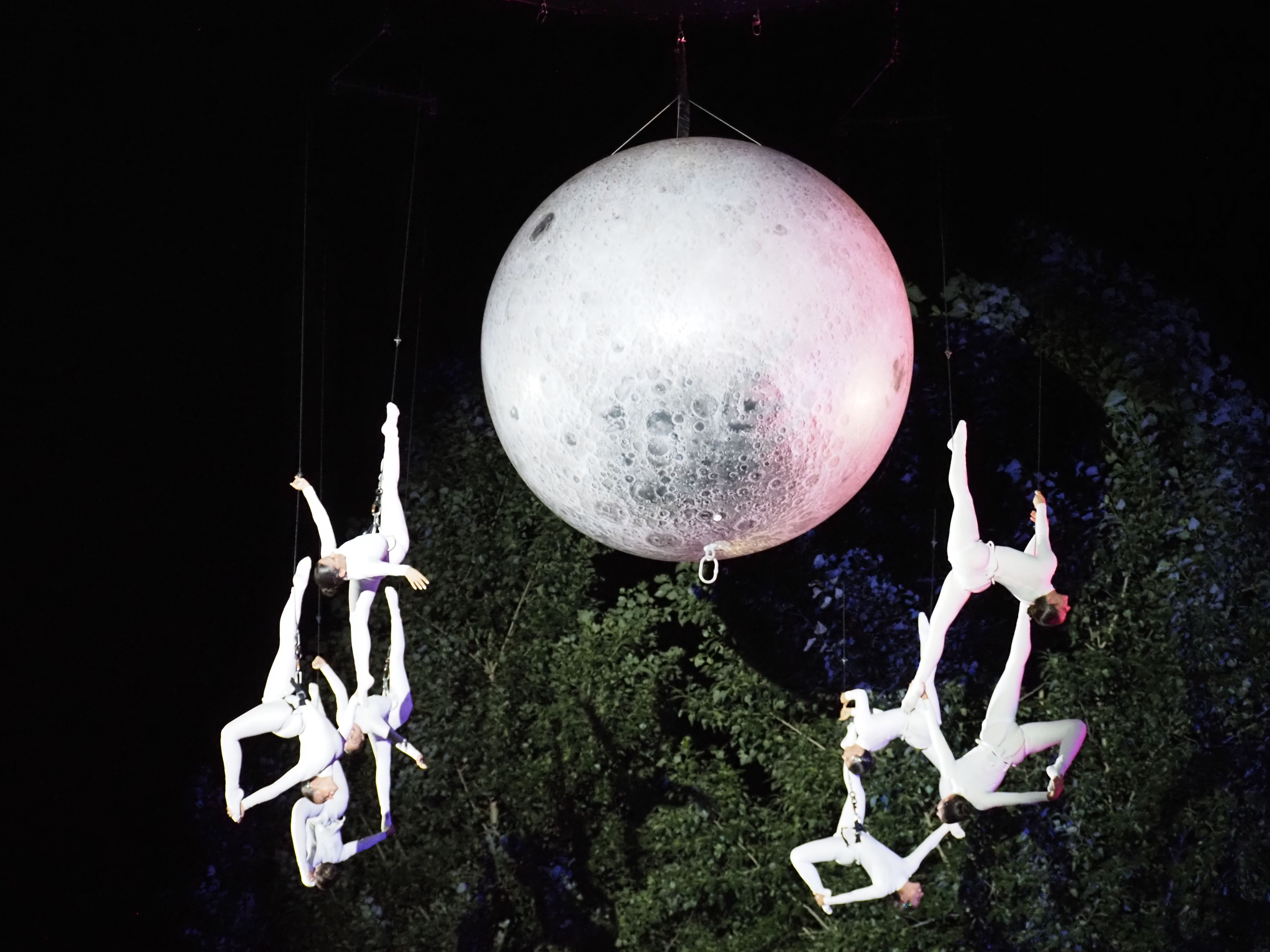 La lluna (artificial) i l'espai natural de l'antic càmping Pla interactuant amb les ballarines aèries.