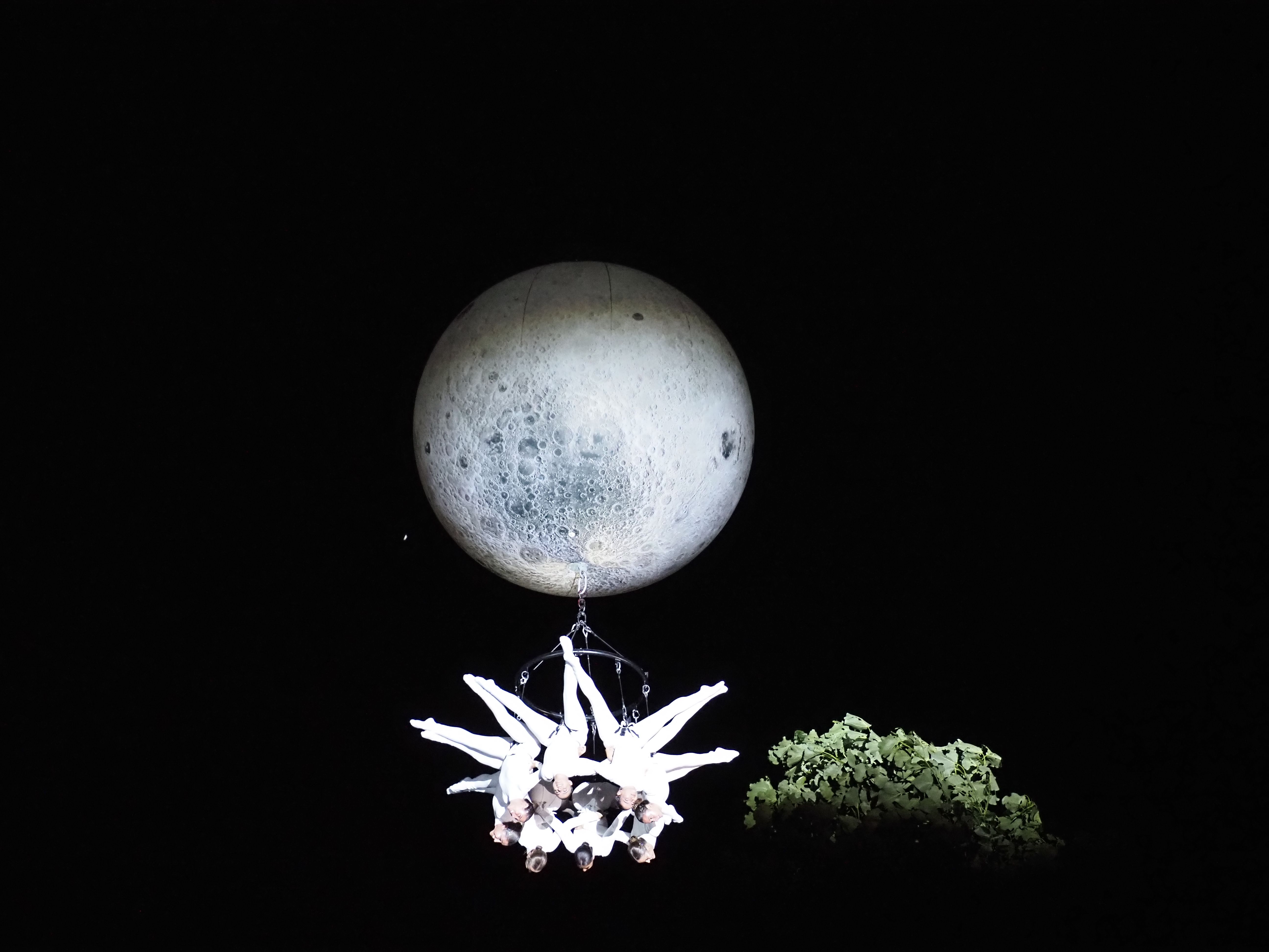 La lluna (artificial) i l'espai natural de l'antic càmping Pla interactuant amb les ballarines aèries.