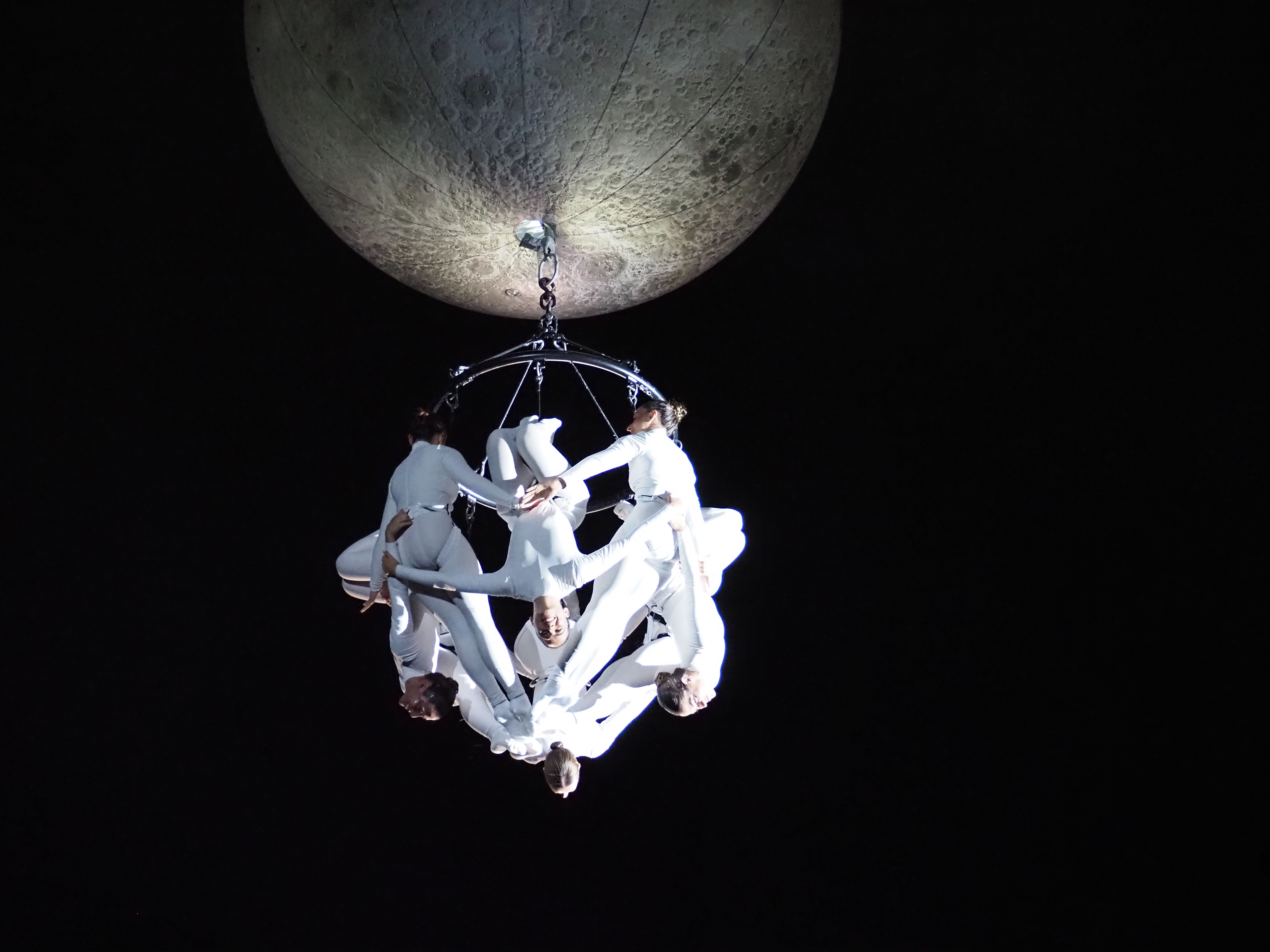 Una lluna suportada per una grua de grans dimensions ha estat una de les plataformes on se sustentaven les ballarines.