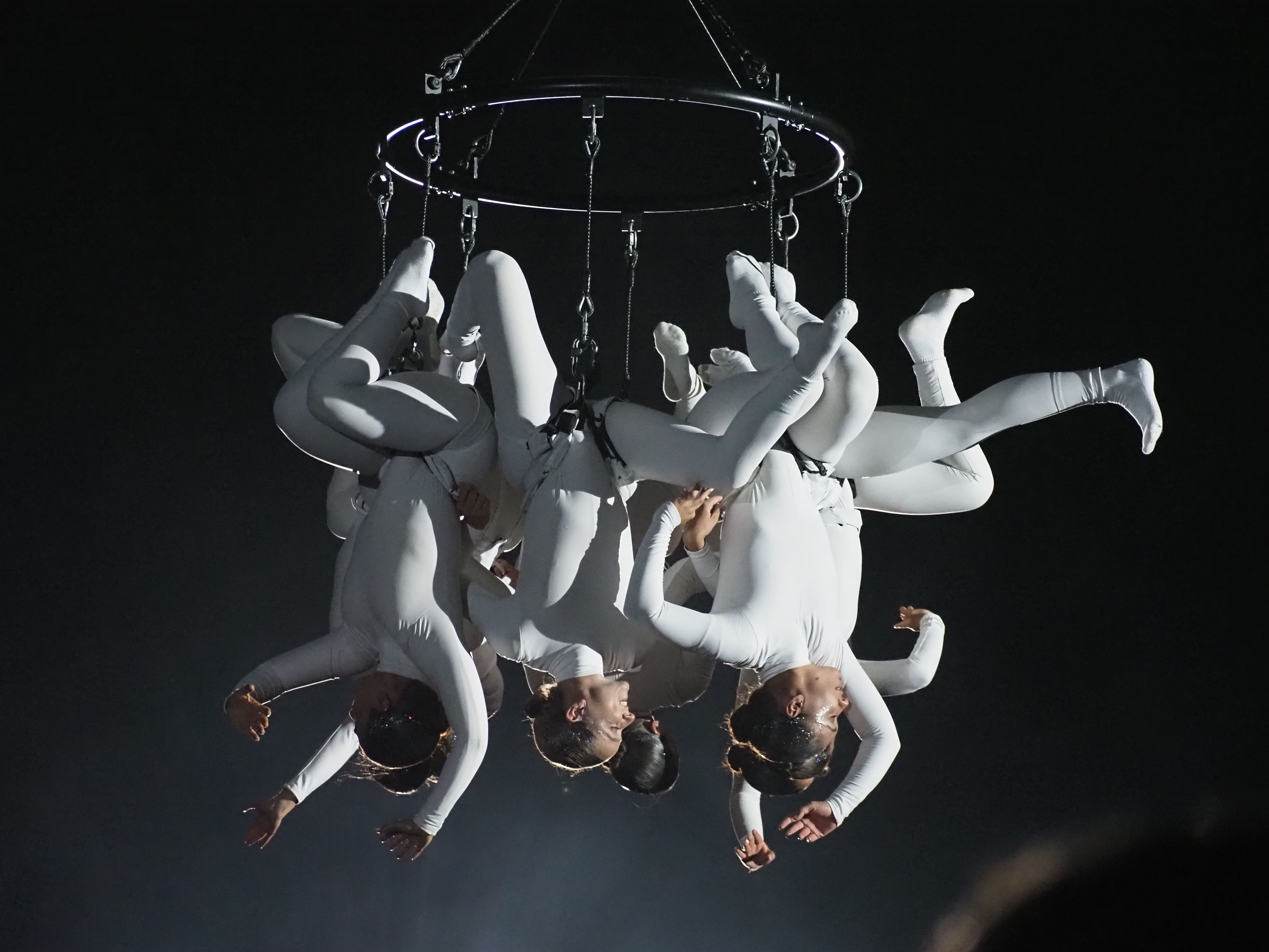 Un primer pla de les ballarines cap per avall.