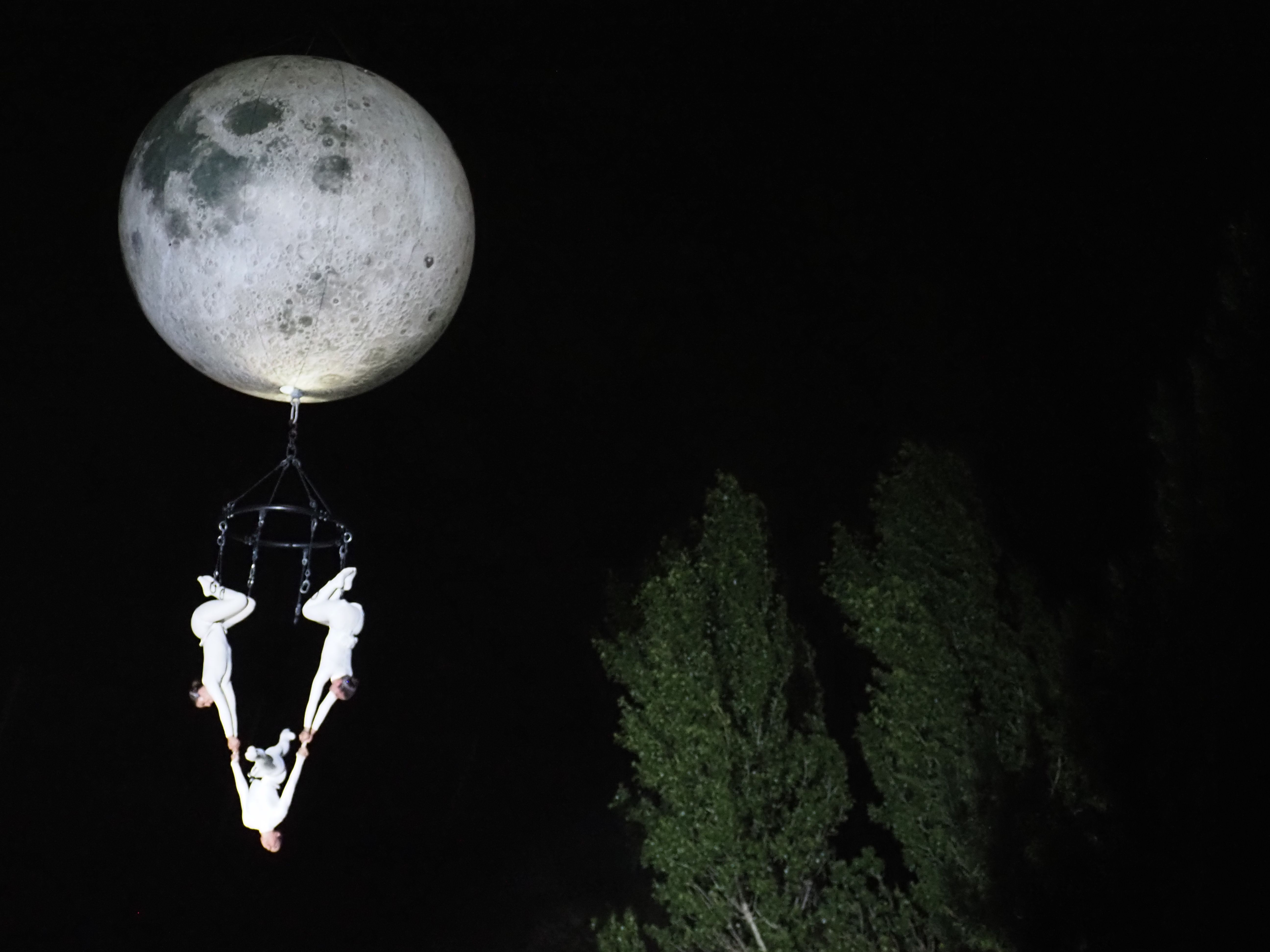 La lluna (artificial) i l'espai natural de l'antic càmping Pla interactuant amb les ballarines aèries.