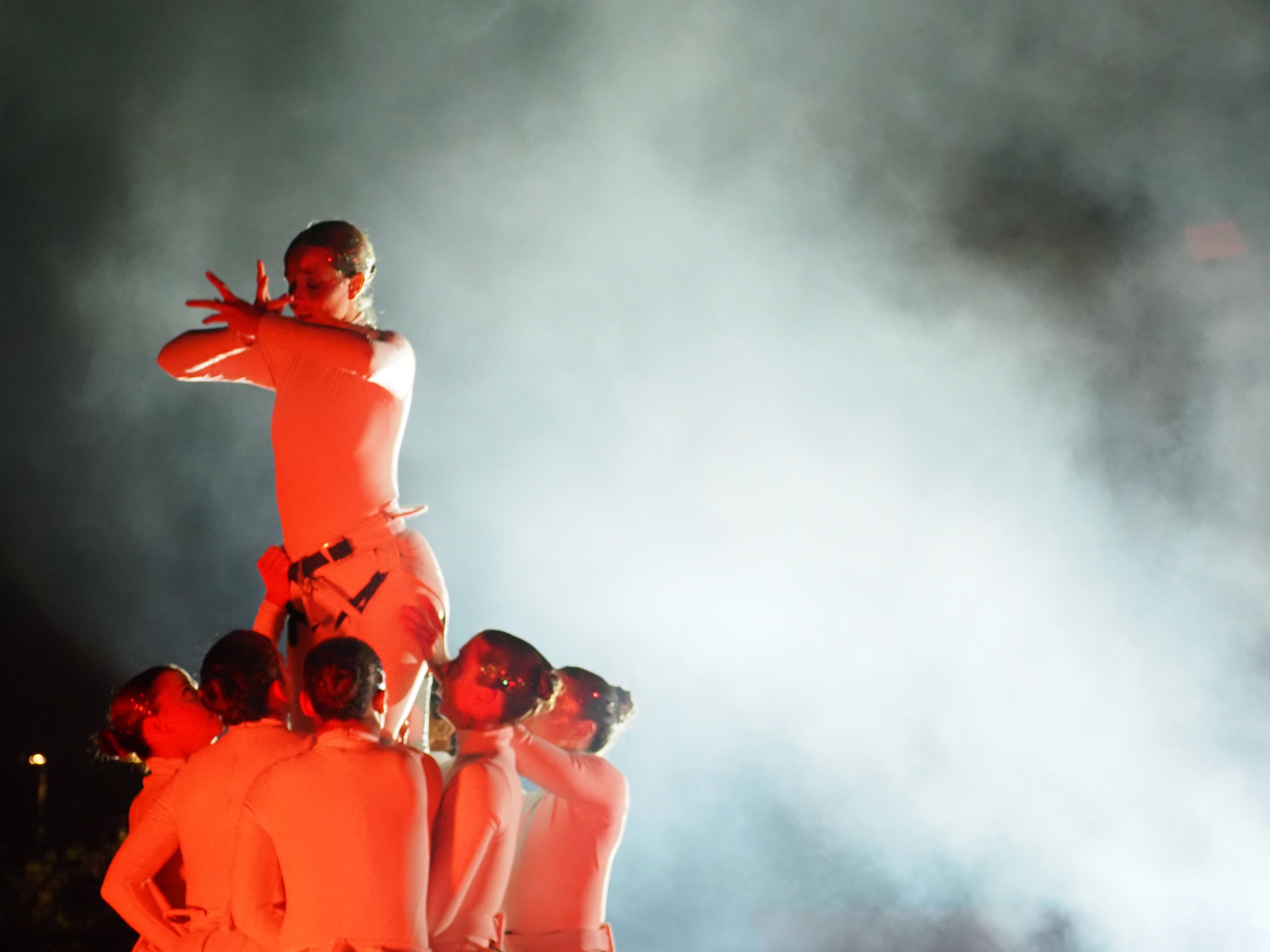 Les dansaires acrobàtiques han fet mil i una formes i colors.