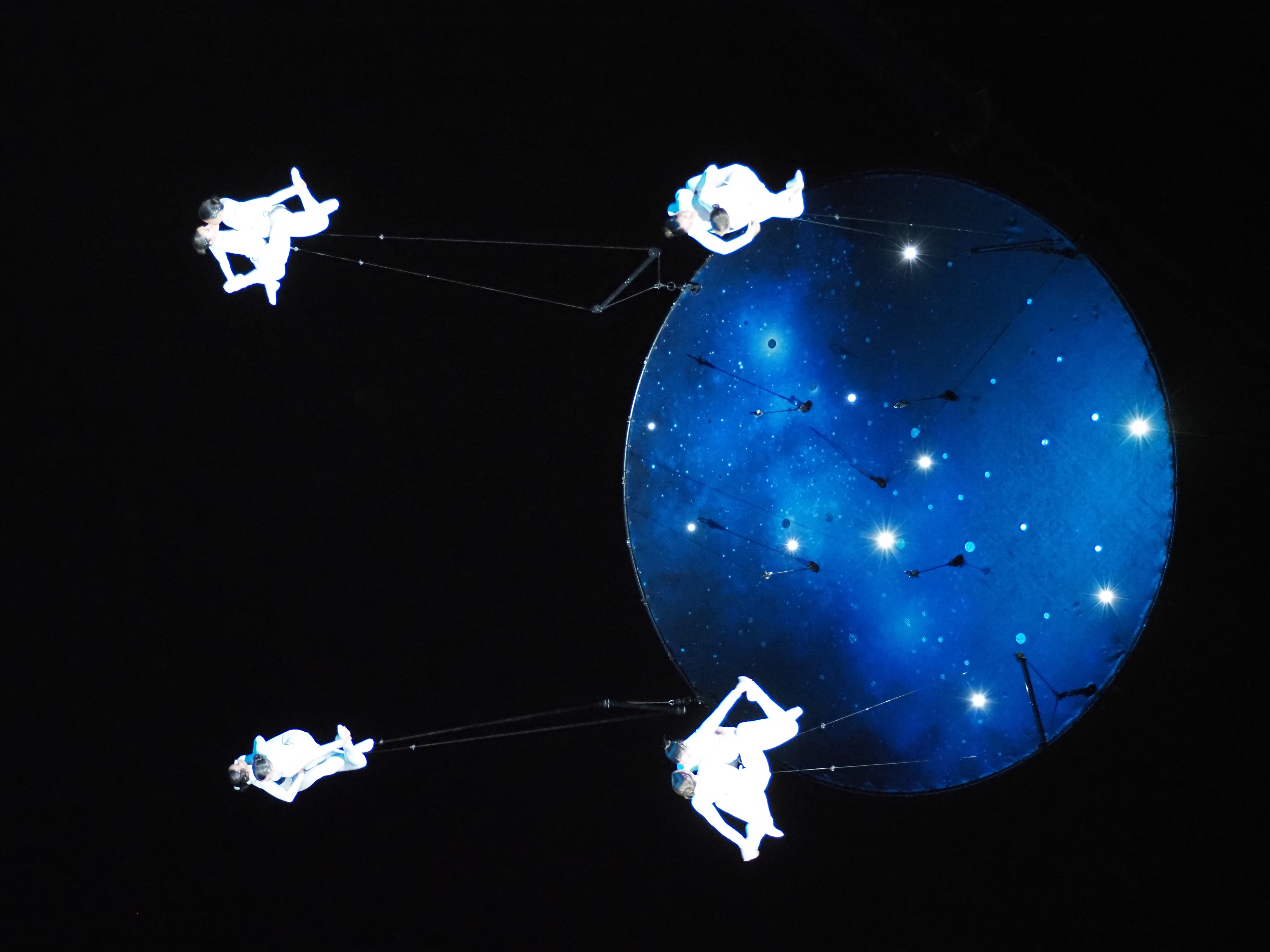 La lluna (artificial) i l'espai natural de l'antic càmping Pla interactuant amb les ballarines aèries.