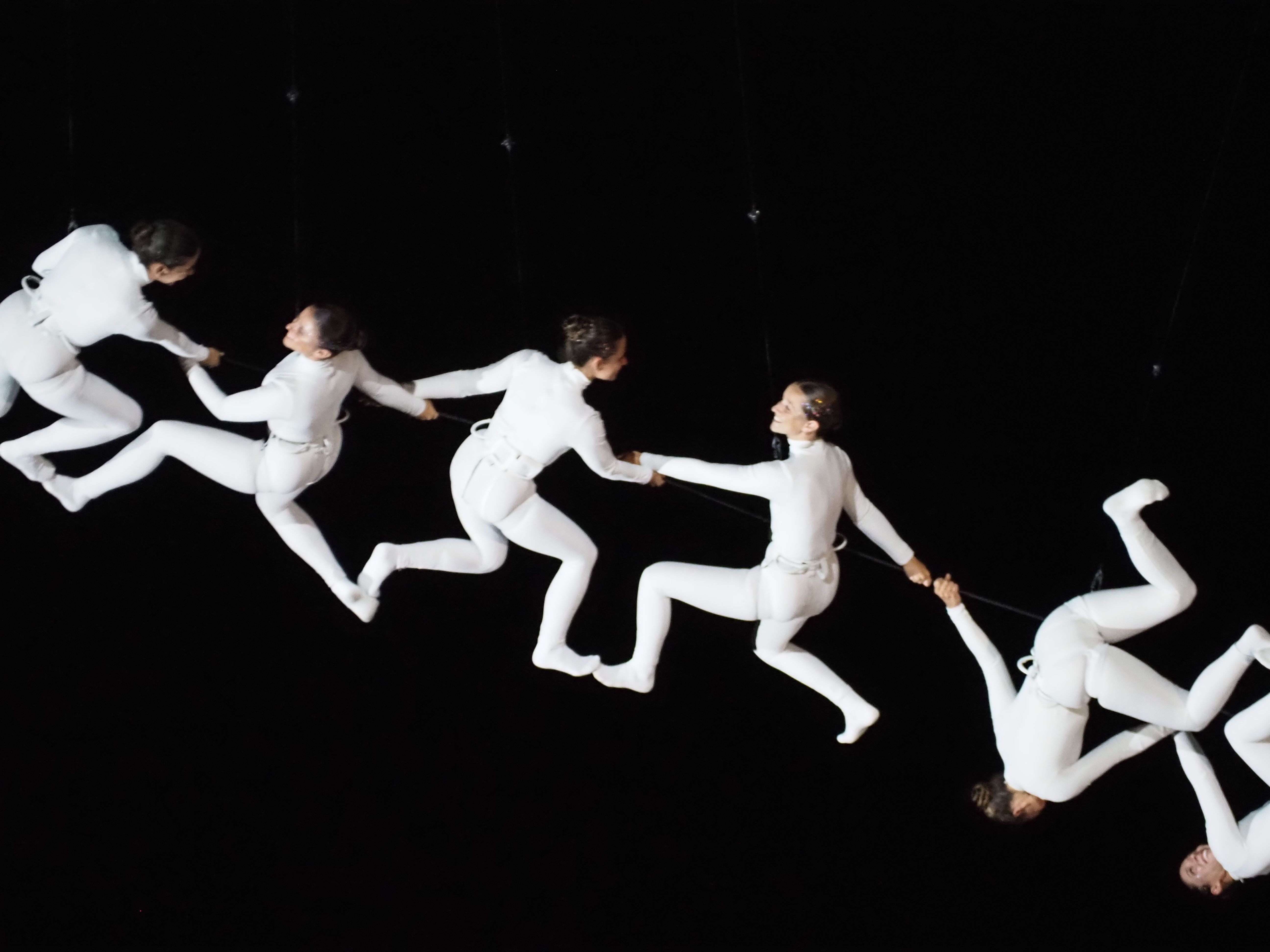 Les acròbates de la dansa han mostrat diverses formes en l'aire.