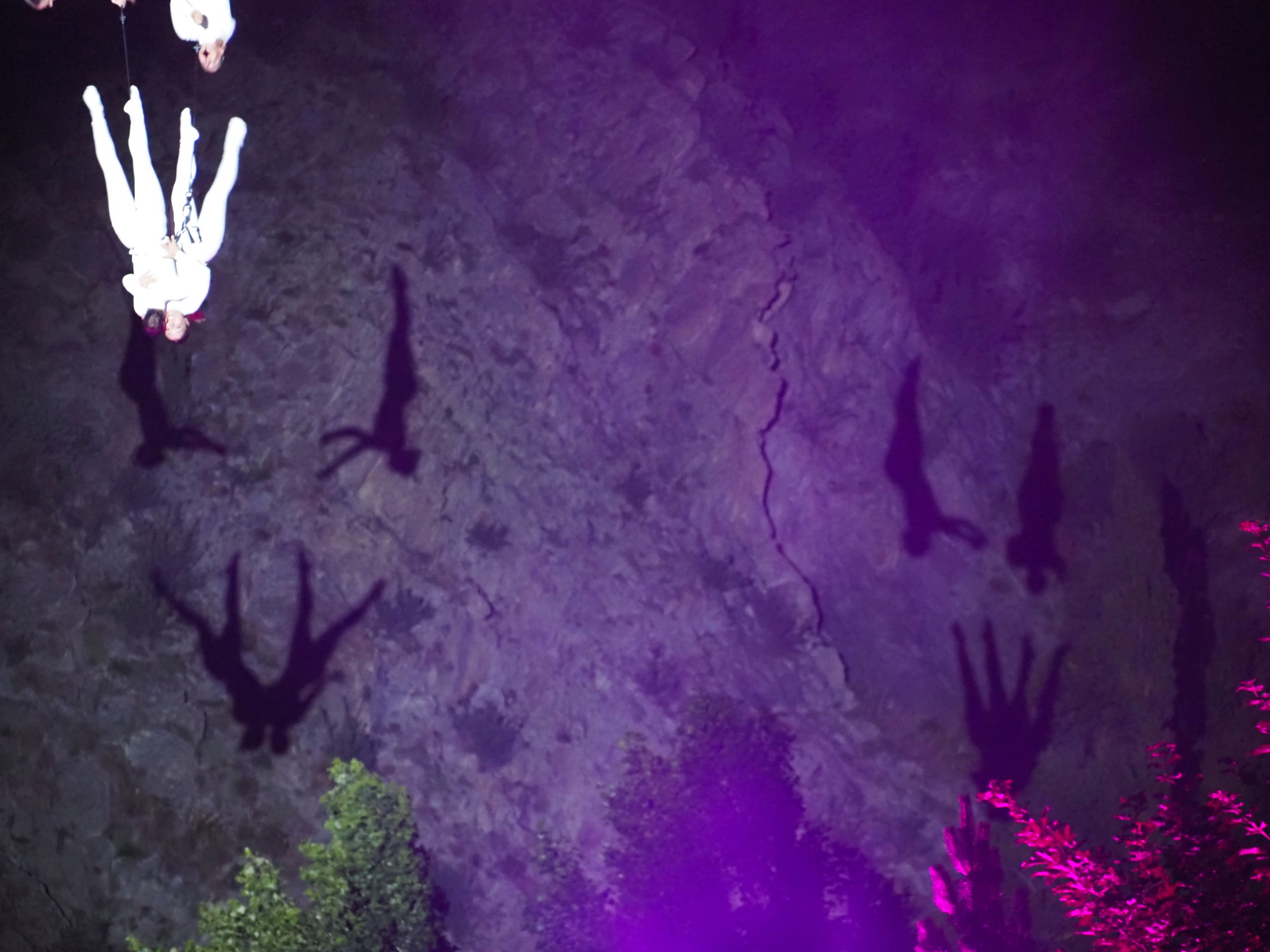 Les acrobàcies reflectides a la muntanya.