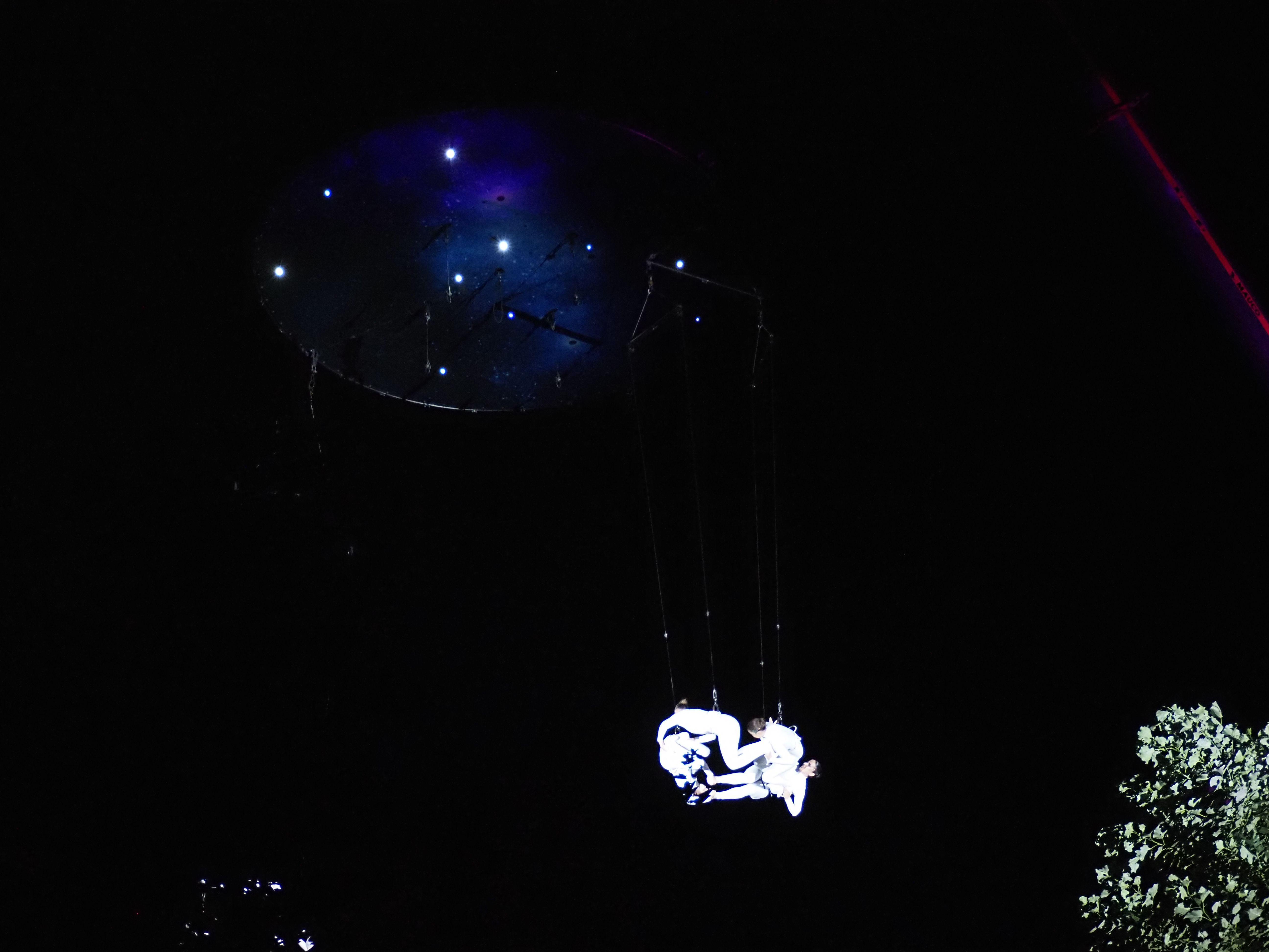 Les acròbates de la dansa han mostrat diverses formes en l'aire.