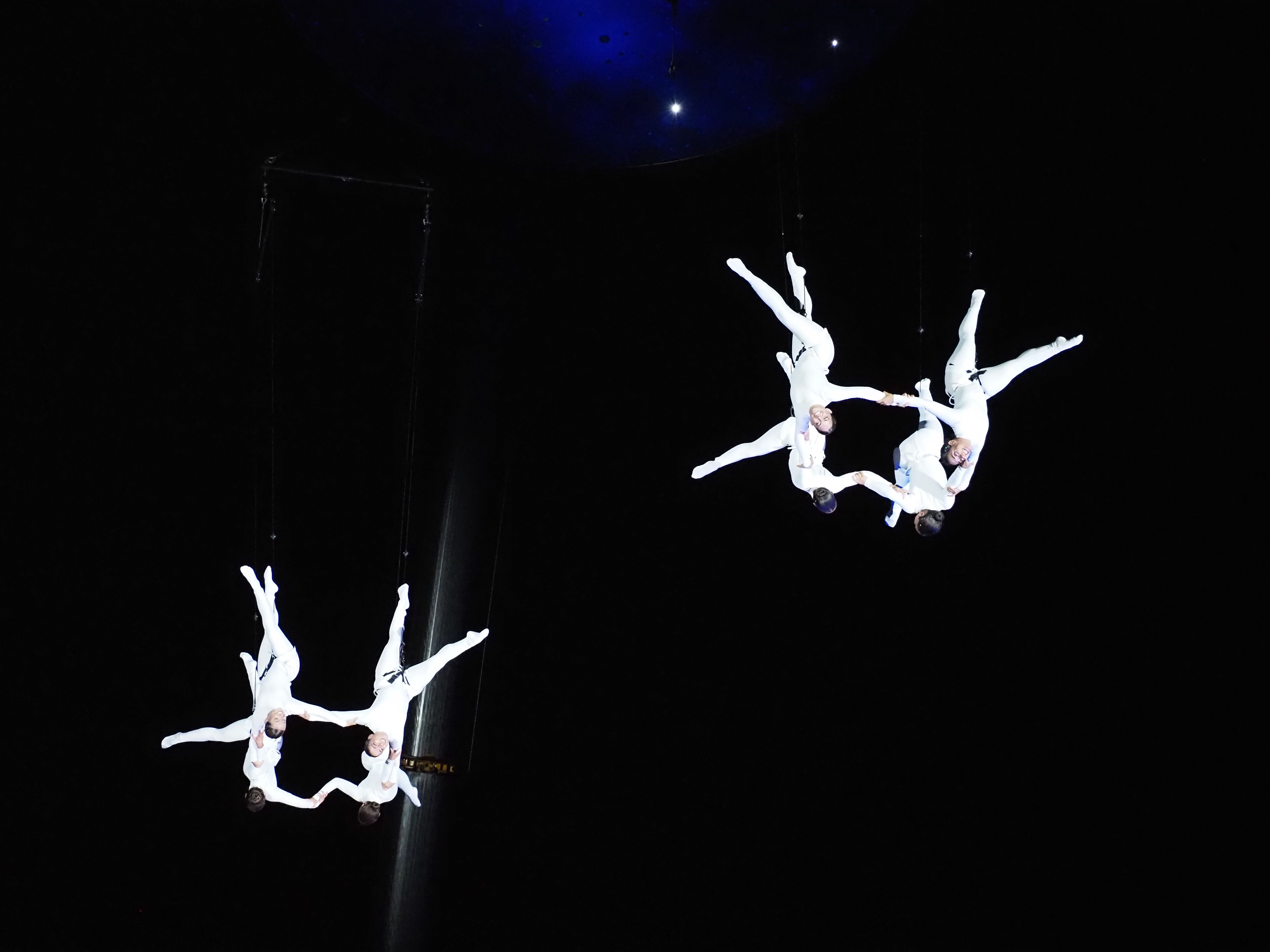 Les acròbates de la dansa han mostrat diverses formes en l'aire.