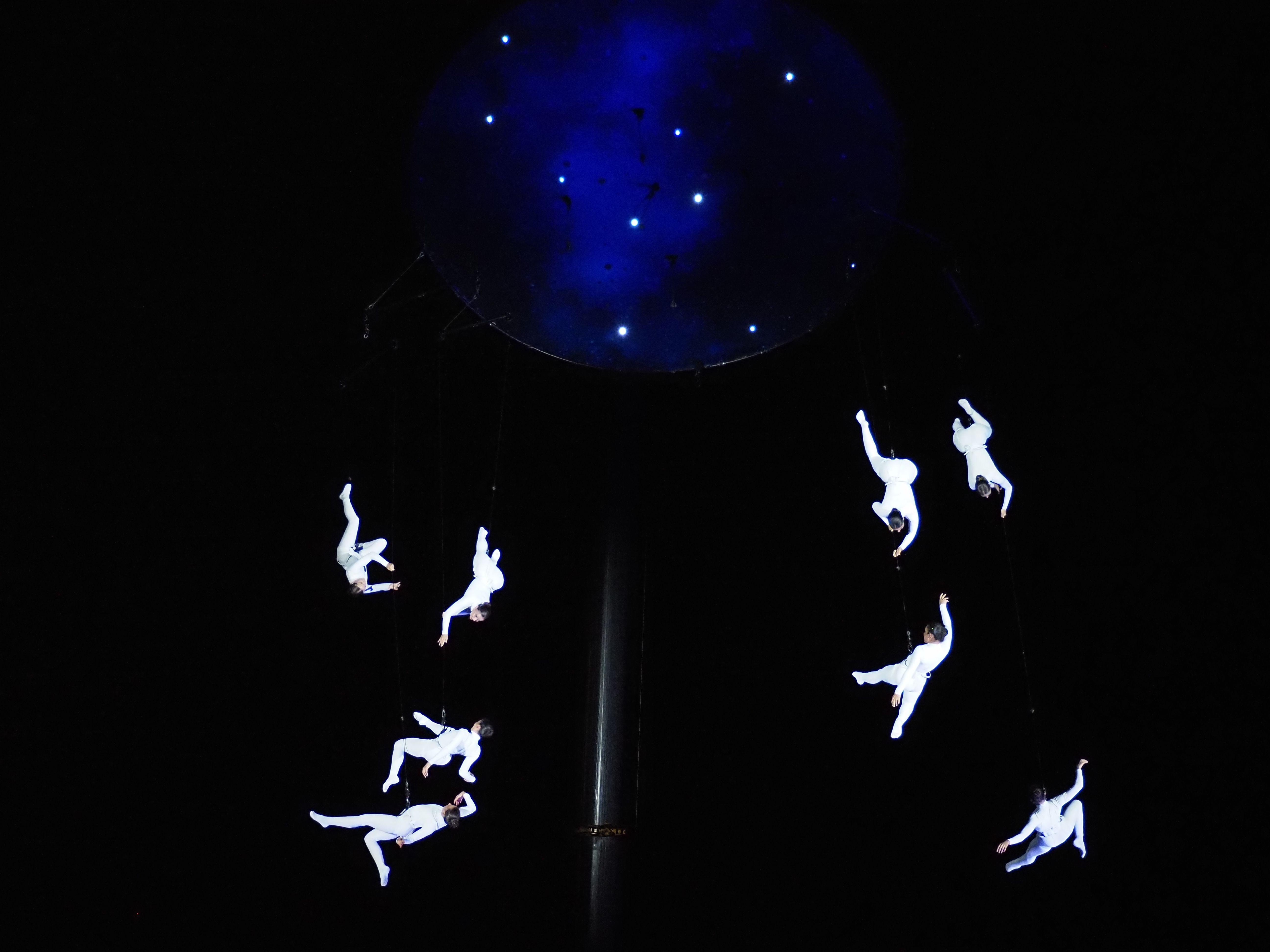 Les acròbates de la dansa han mostrat diverses formes en l'aire.