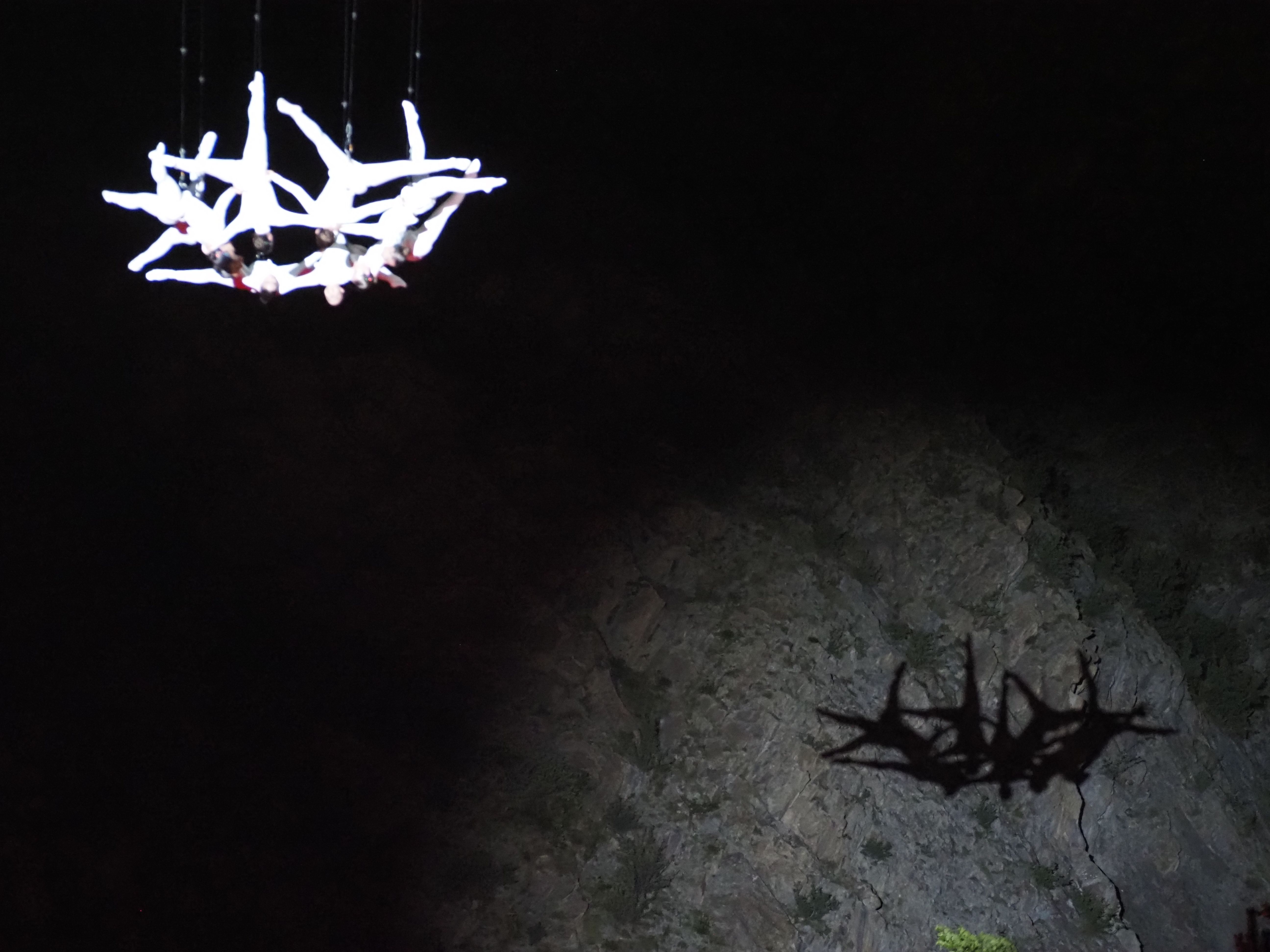 Les ballarines acrobàtiques i el seu reflexe a la muntanya.