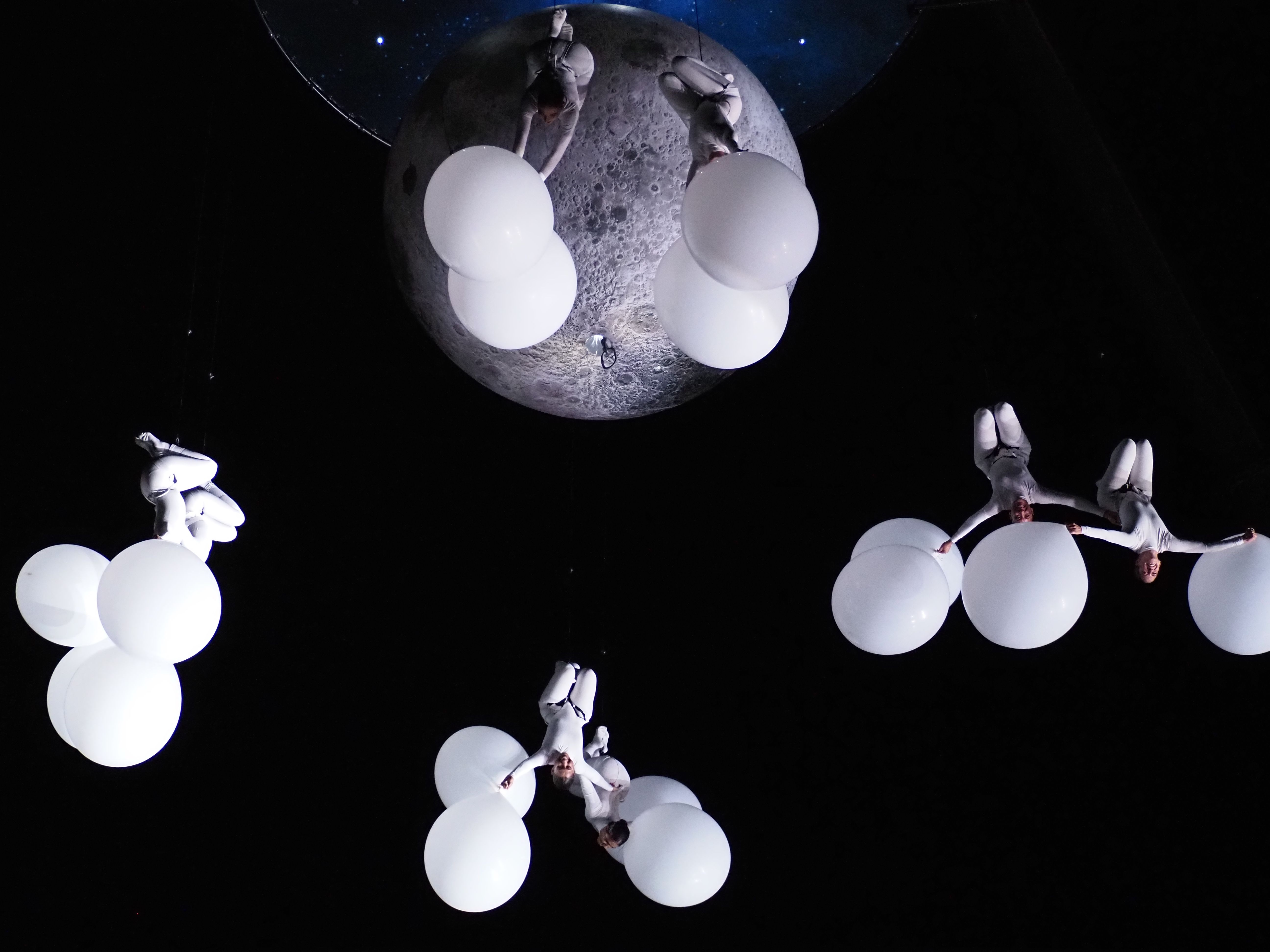 Les artistes s'han acomiadat entre globus que han deixat anar entre el públic.