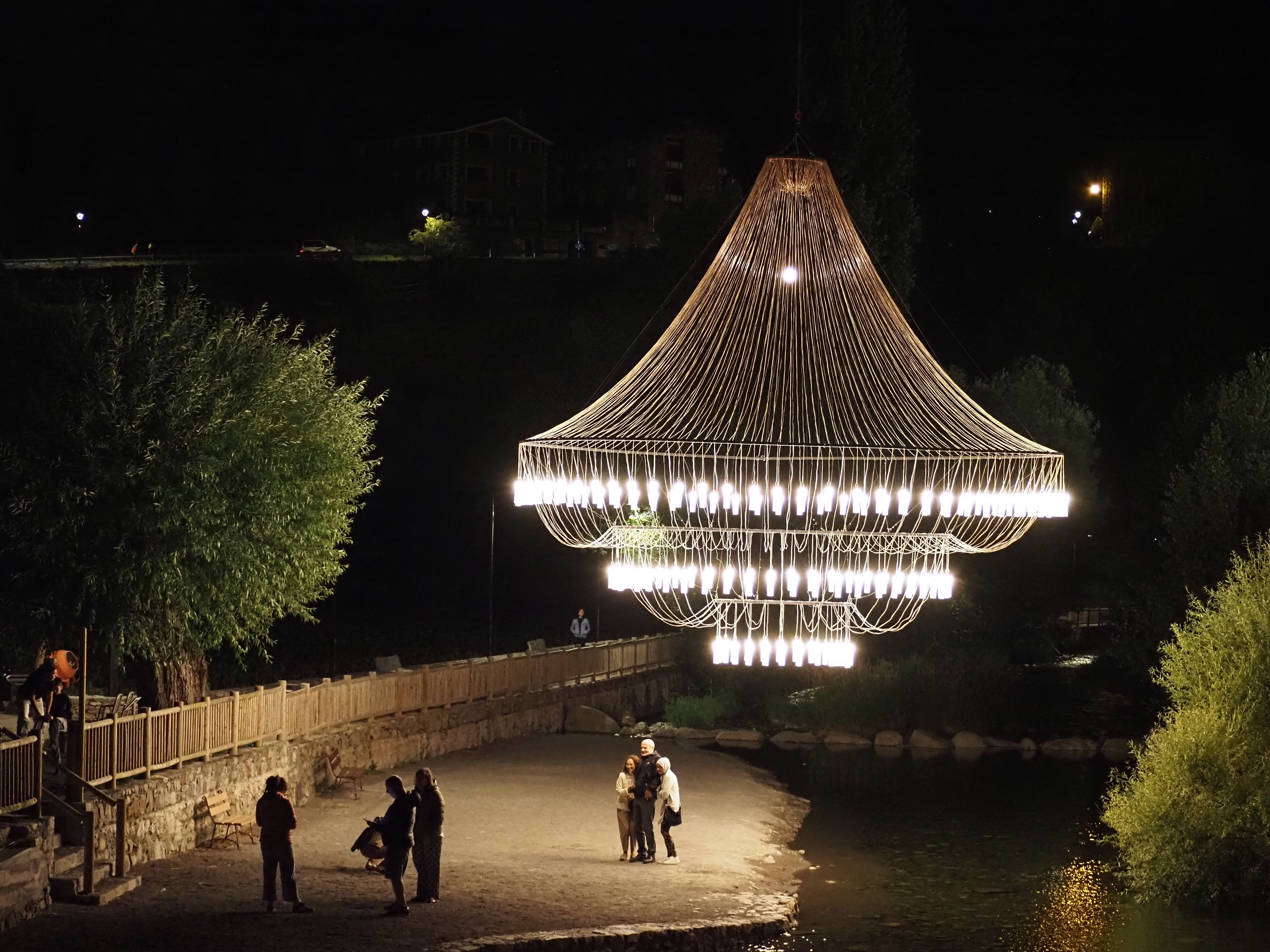 La làmpada 'Fontada' és un altre dels atractius del Canillo Escènic Arts, just a tocar el riu.
