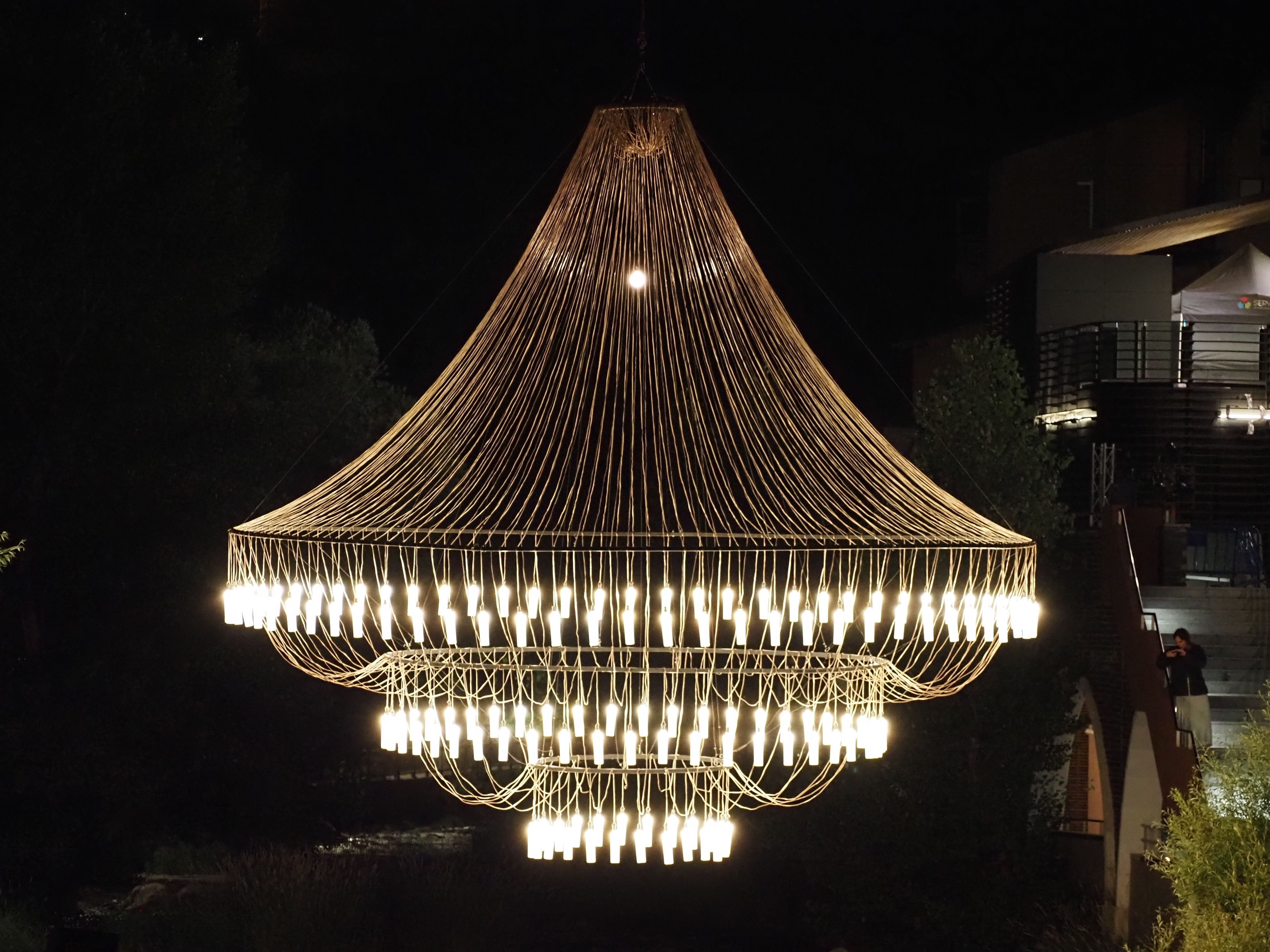 La làmpada 'Fontada' és un altre dels atractius del Canillo Escènic Arts, just a tocar el riu.