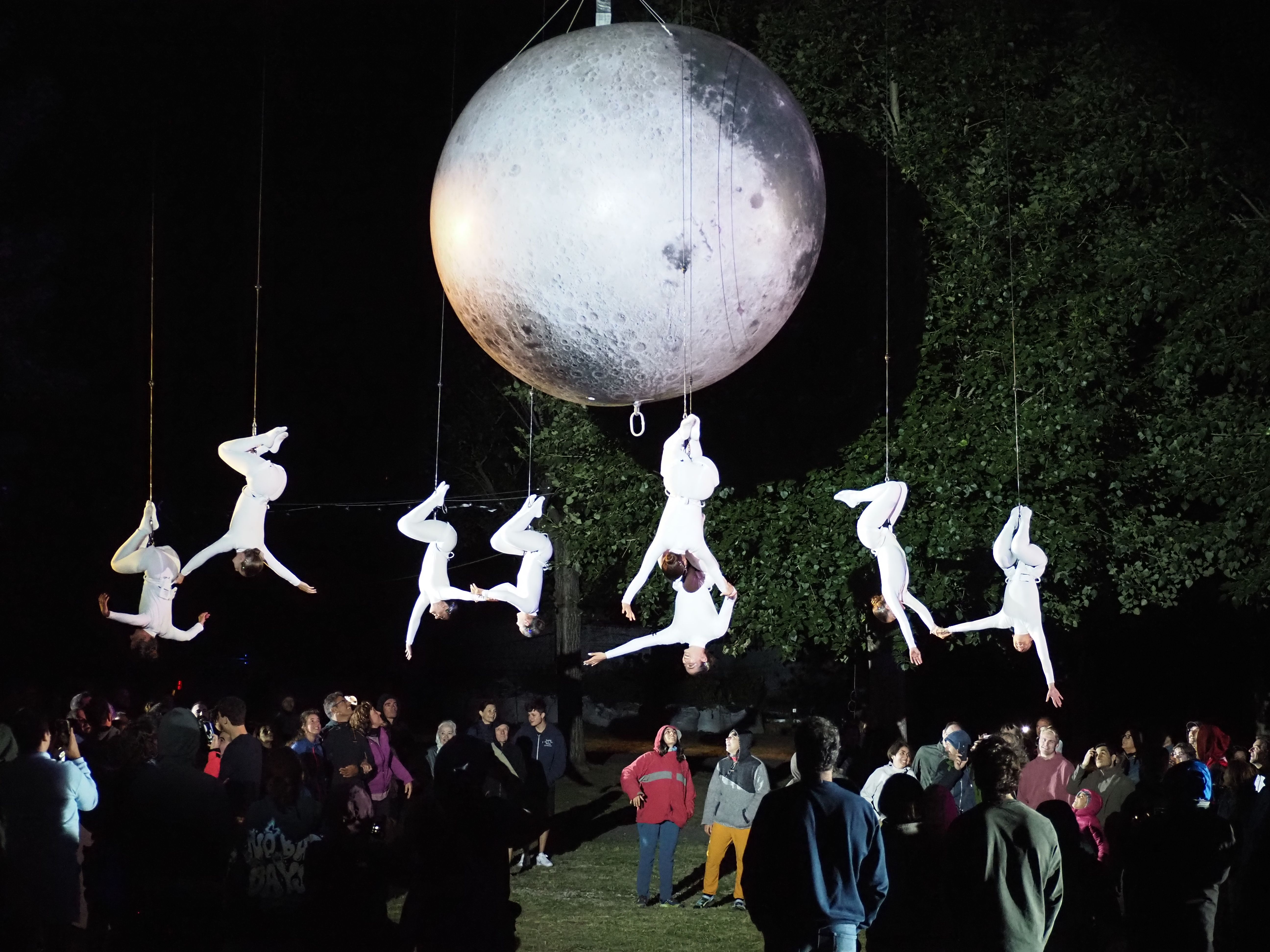 Les artistes interactuant amb el públic al tram final del muntatge.
