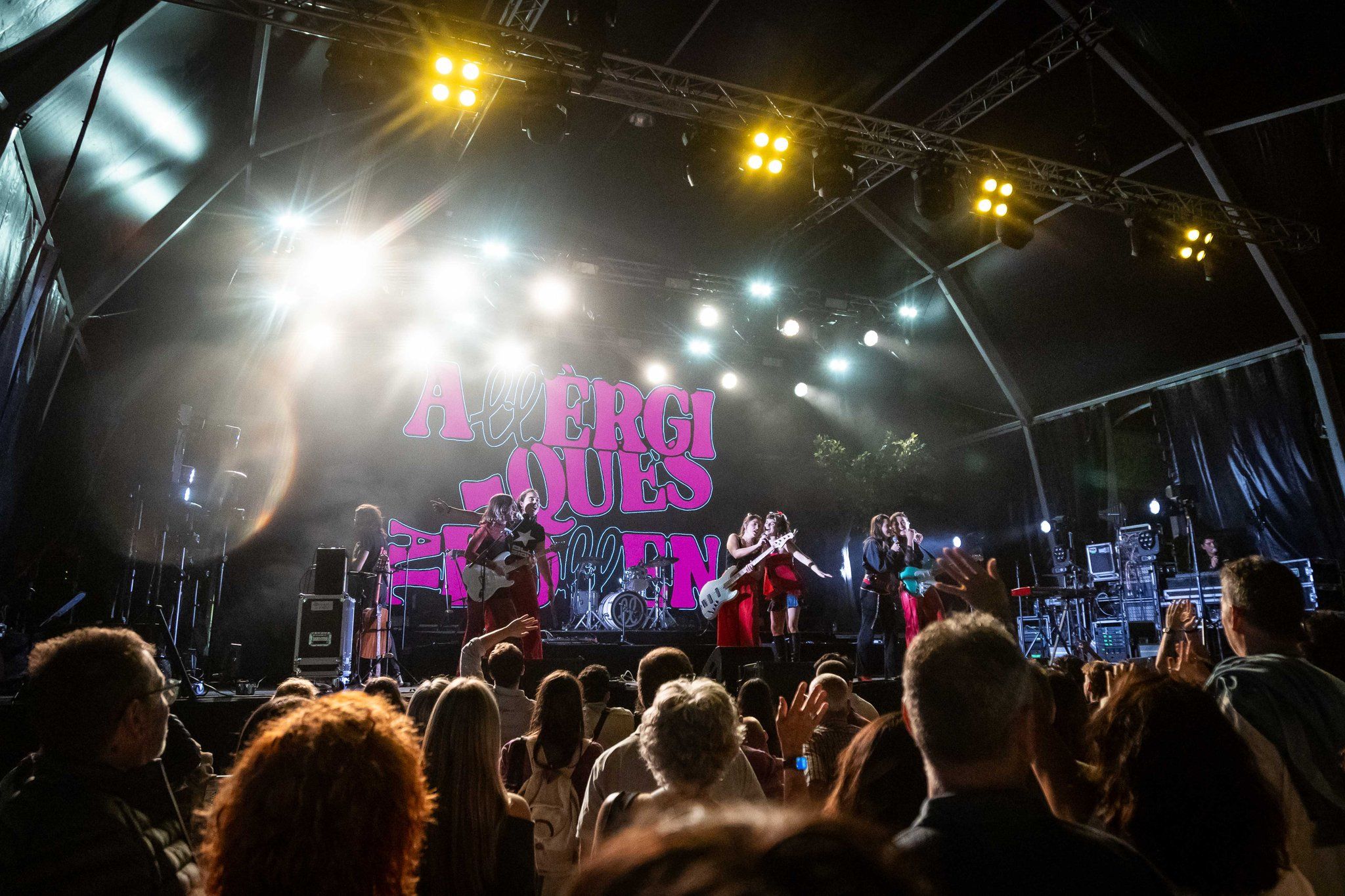 Al·lèrgiques al Pol·len va portar la seva música fusió, que va fer les delícies dels més joves. Al·lèrgiques al Pol·len va portar la seva música fusió, que va fer les delícies dels més joves.