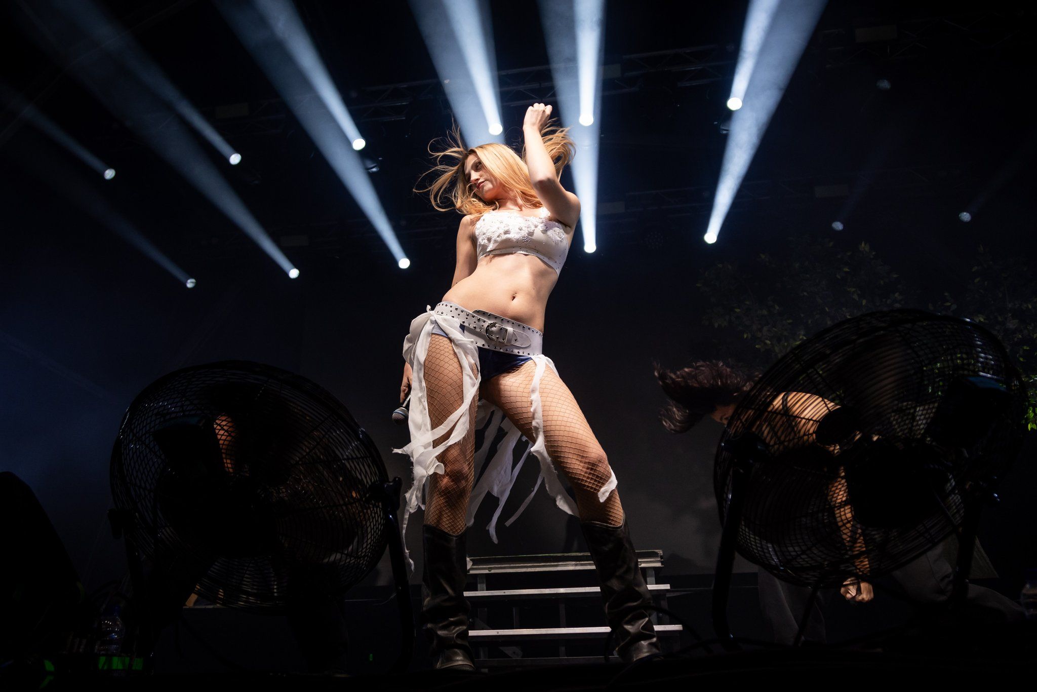 Encara que ho refuti, Julieta juga molt amb l'erotisme i els llums. Encara que ho refuti, Julieta juga molt amb l'erotisme i els llums.