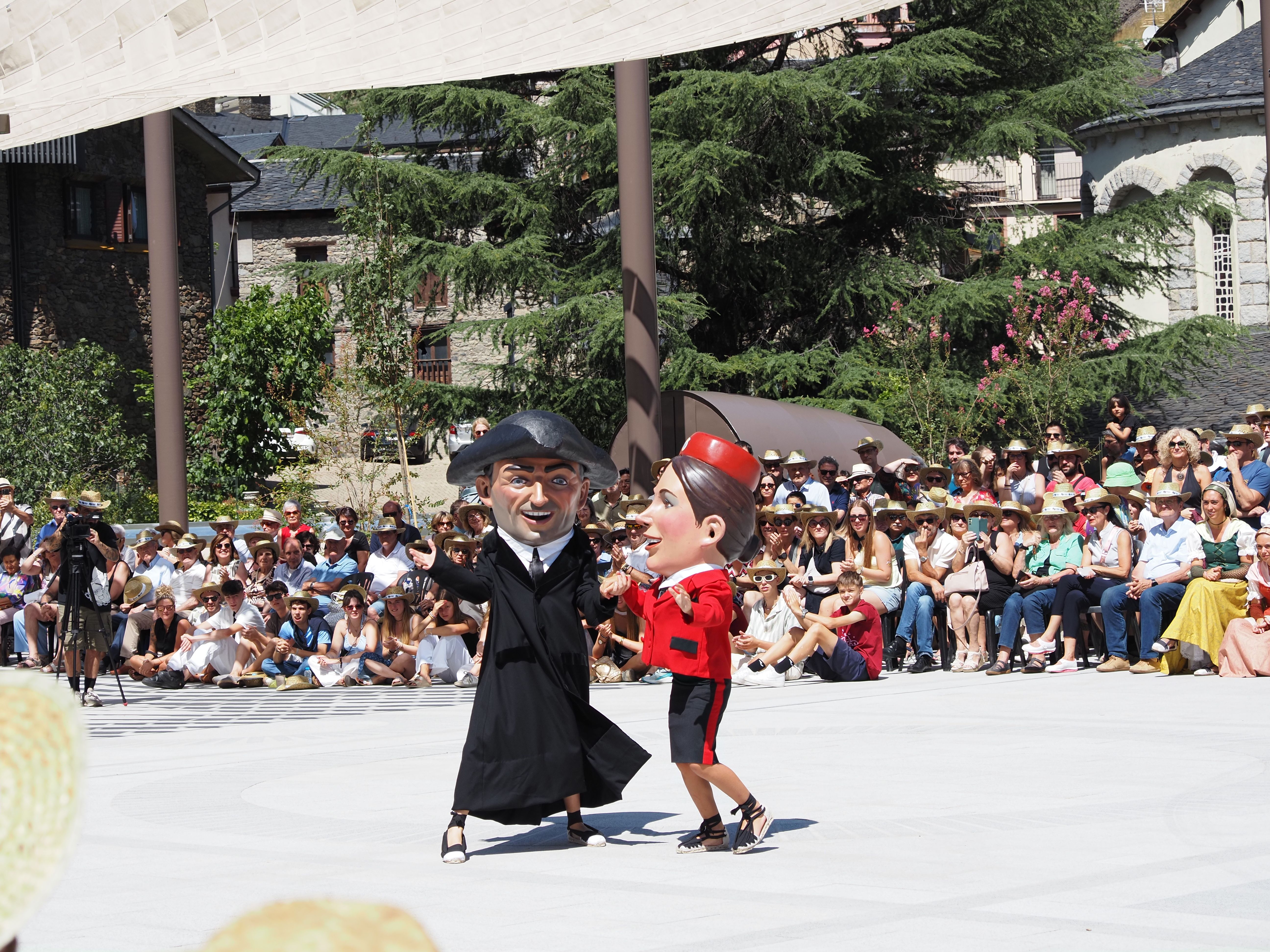 Els capgrossos ballant. Els capgrossos ballant.