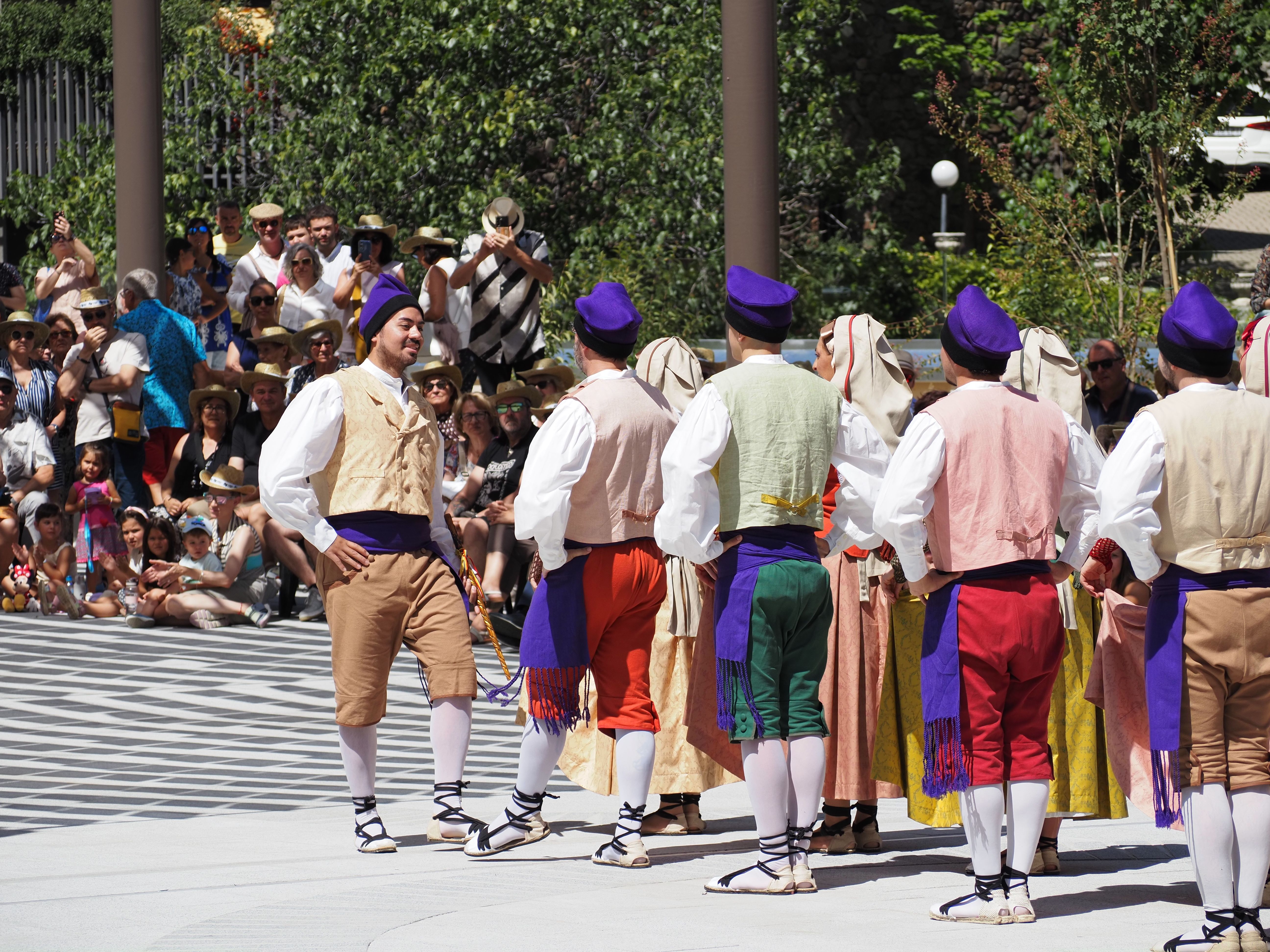 L'Esbart d'Andorra la Vella ballant el Contrapàs. L'Esbart d'Andorra la Vella ballant el Contrapàs.