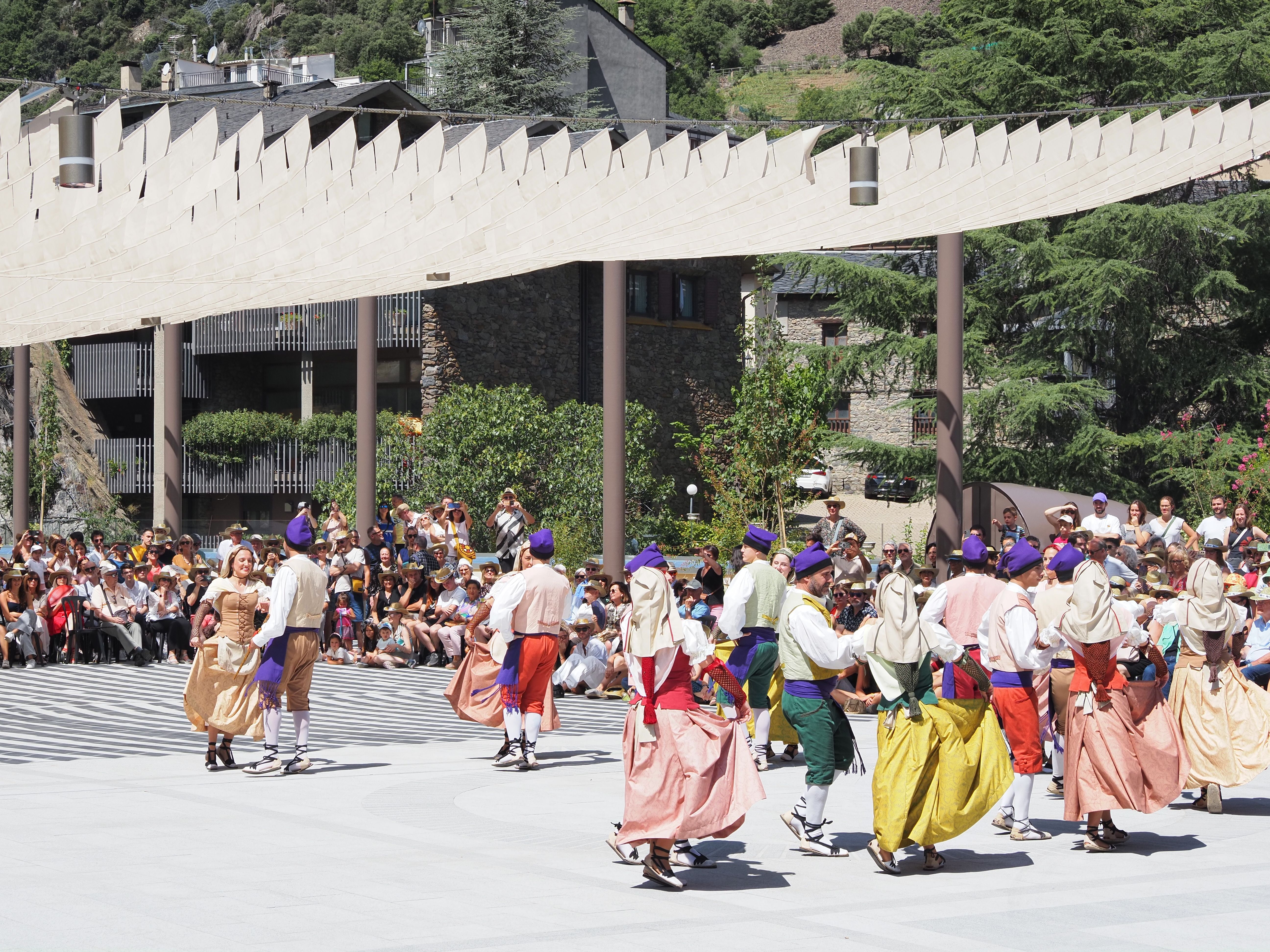 L'Esbart d'Andorra la Vella ballant el Contrapàs. L'Esbart d'Andorra la Vella ballant el Contrapàs.